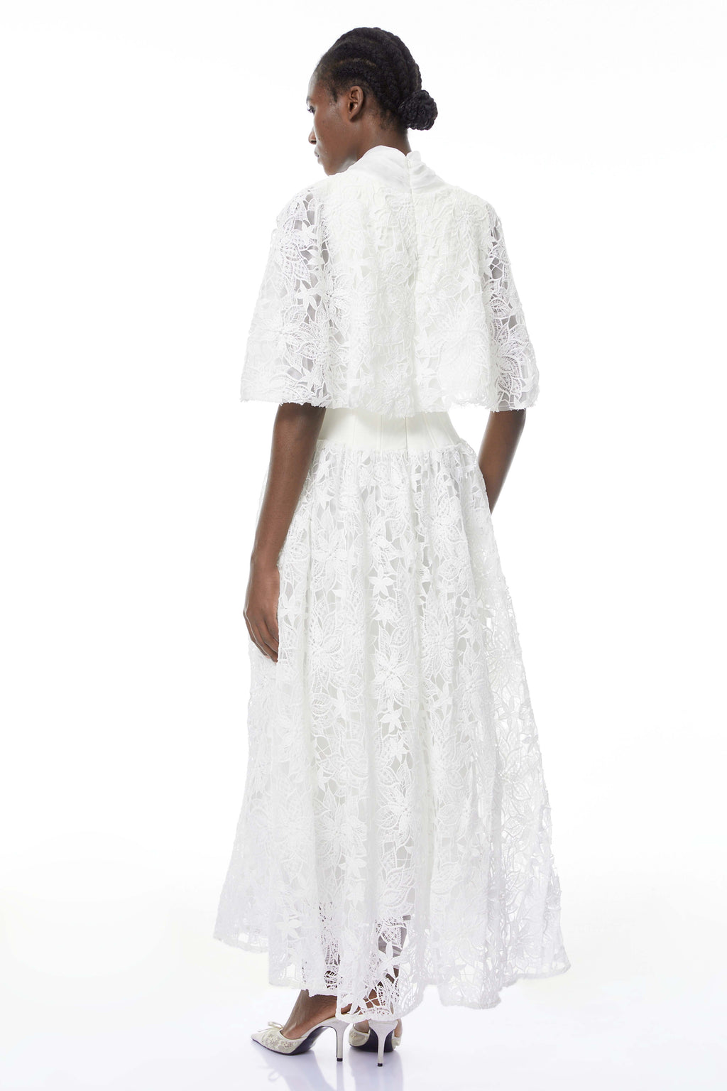 Vestido largo blanco con encaje floral y lazo en la cintura, vestido maxi de Sissel para mujer, estilo elegante y femenino.