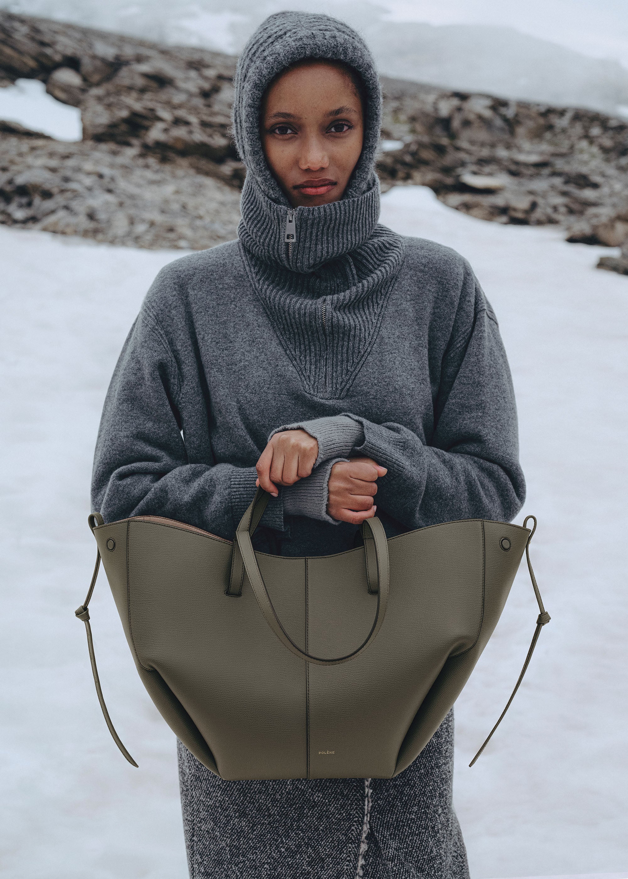 Bolso de mano Polène Cyme en piel granulada verde ahumado, con asas cortas y diseño elegante.