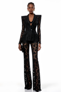 Conjunto a juego de blazer y pantalones de encaje transparente negro de MRTokyo, con detalles elegantes y estilo sofisticado.