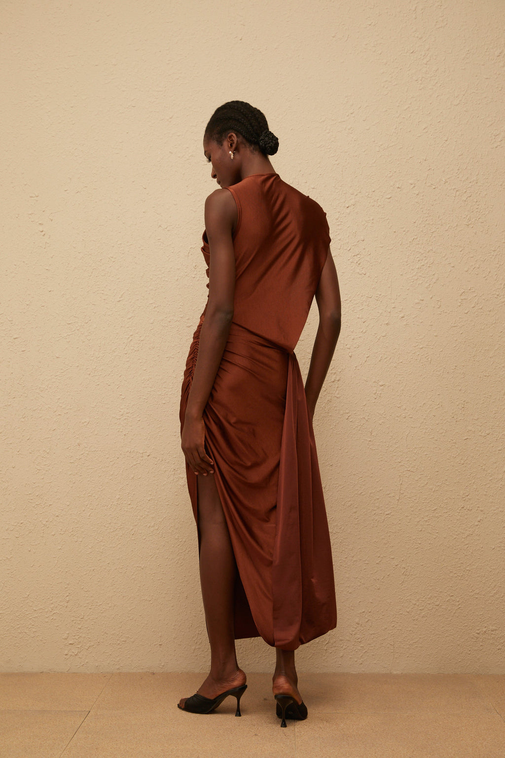 Vestido maxi asimétrico y arrugado Reine Brown de Final Sale, vestido largo con diseño único y detalles elegantes.