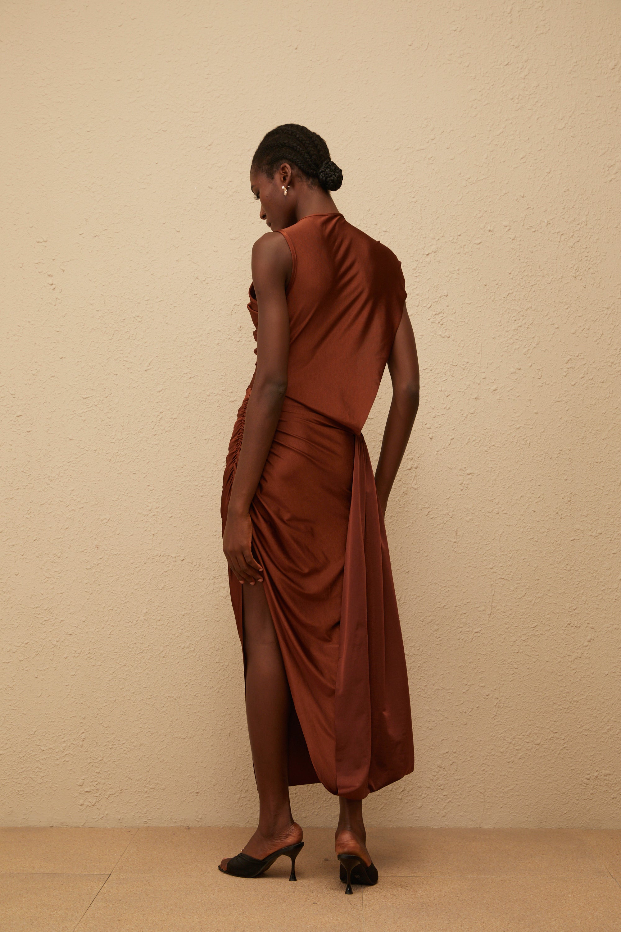 Vestido maxi asimétrico y arrugado Reine Brown de Final Sale, vestido largo con diseño único y detalles elegantes.