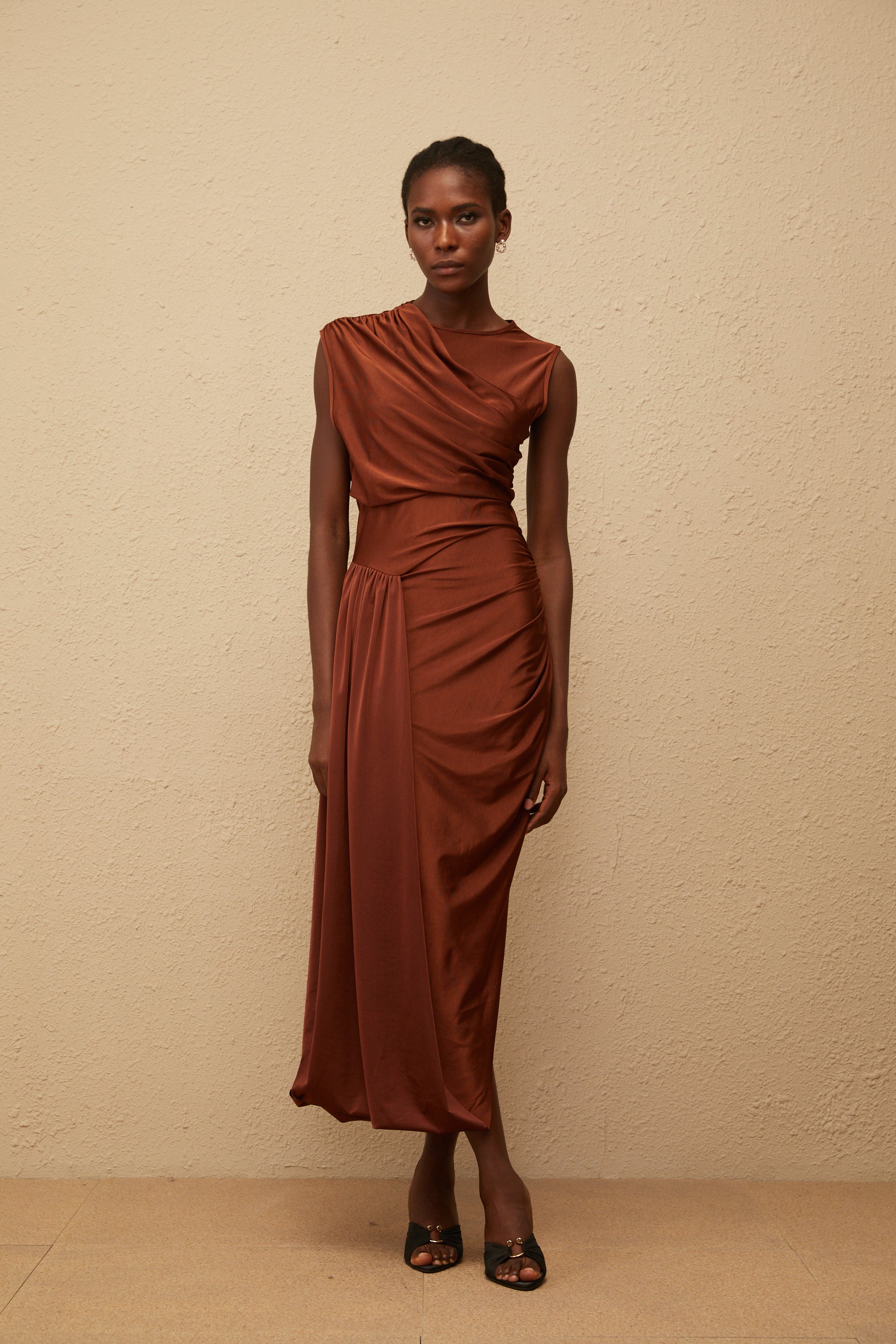 Vestido maxi asimétrico Reine Brown con fruncido, estilo elegante y diseño largo, en color marrón y ajuste ajustado.