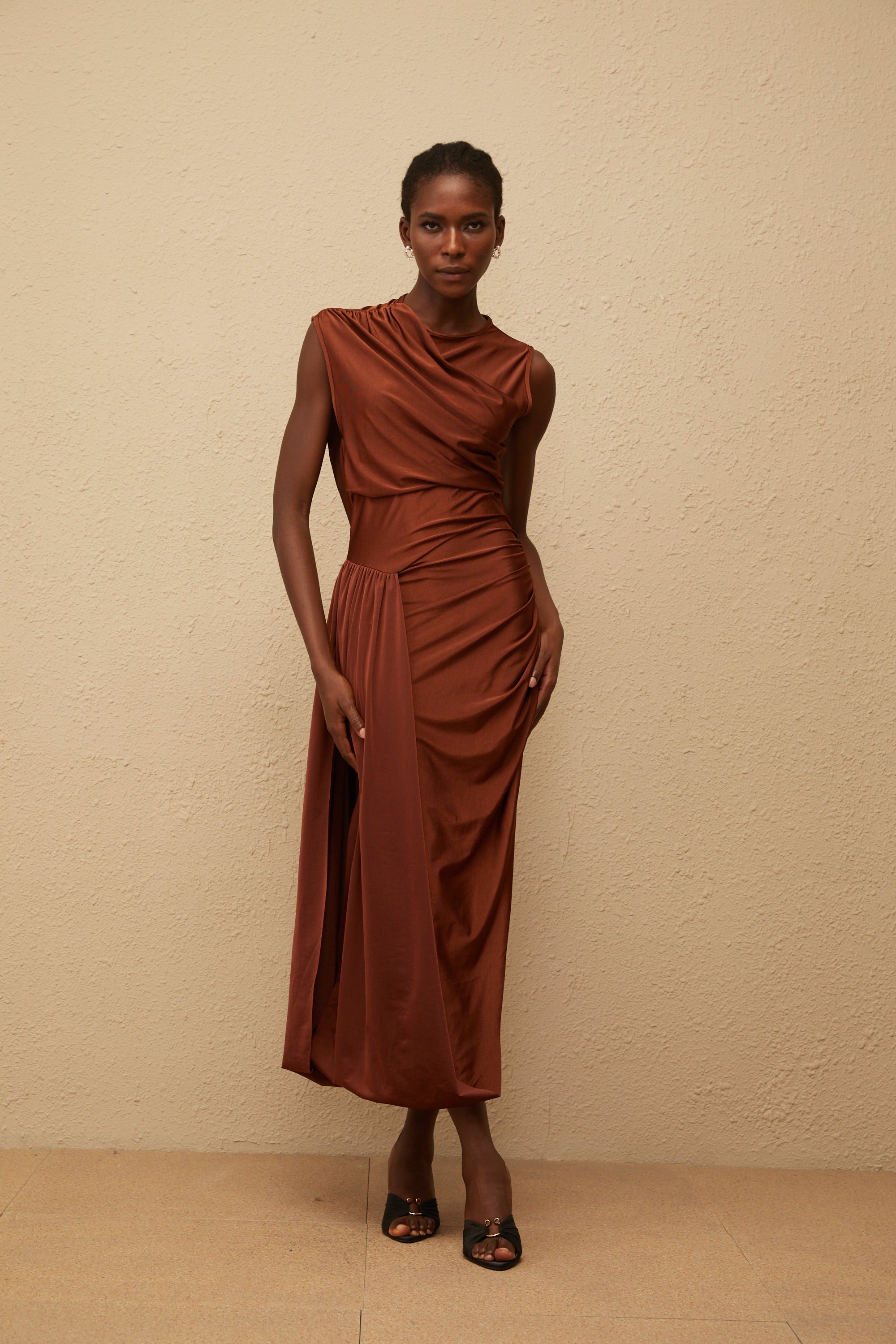 Vestido largo asimétrico Reine Brown con ruched, diseñado por Final Sale, mostrando la falda drapeada y detalles en la parte superior.