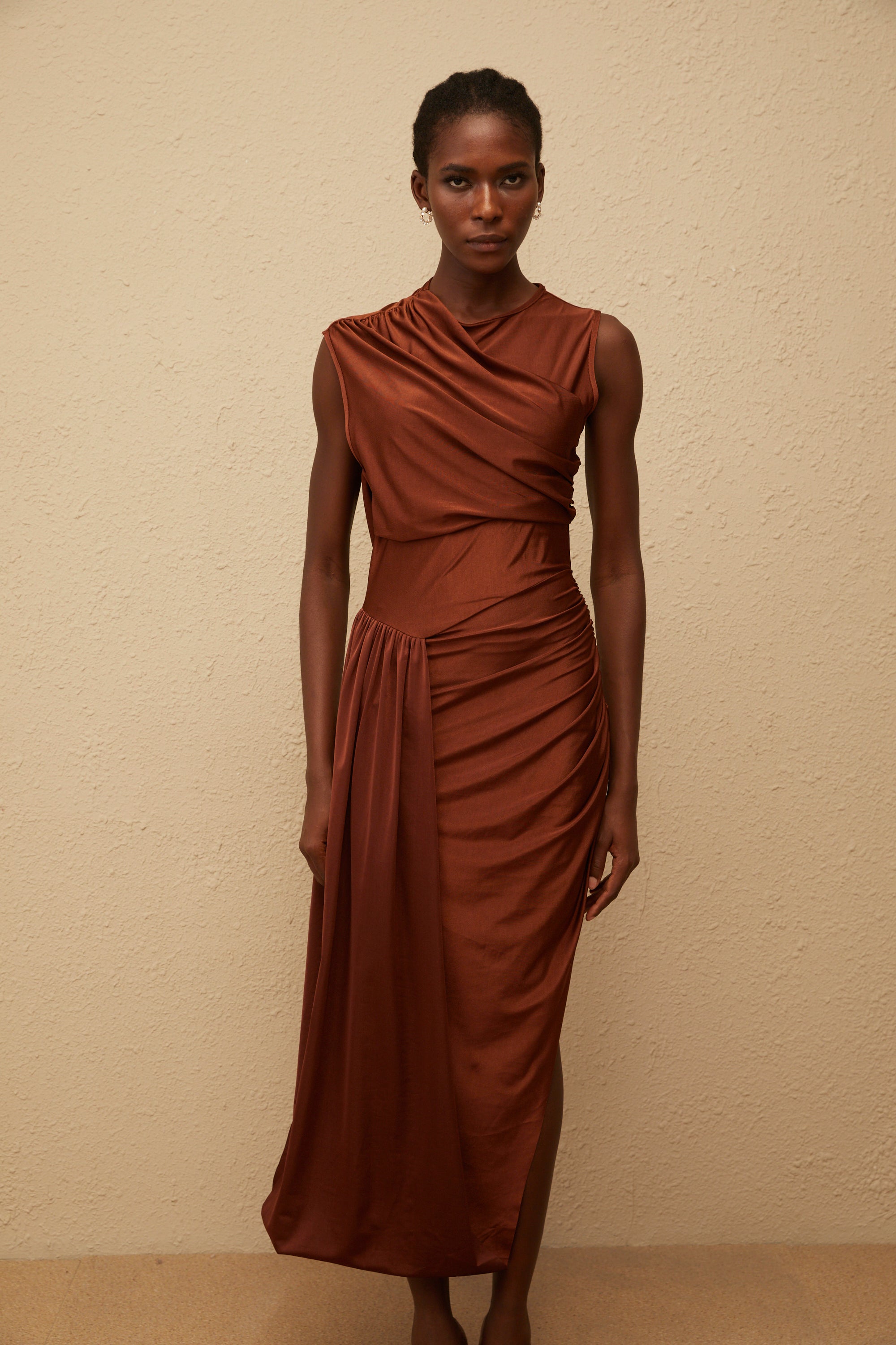 Vestido maxi asimétrico Reine Brown con frunces y largo completo, diseñado para un estilo elegante y moderno.