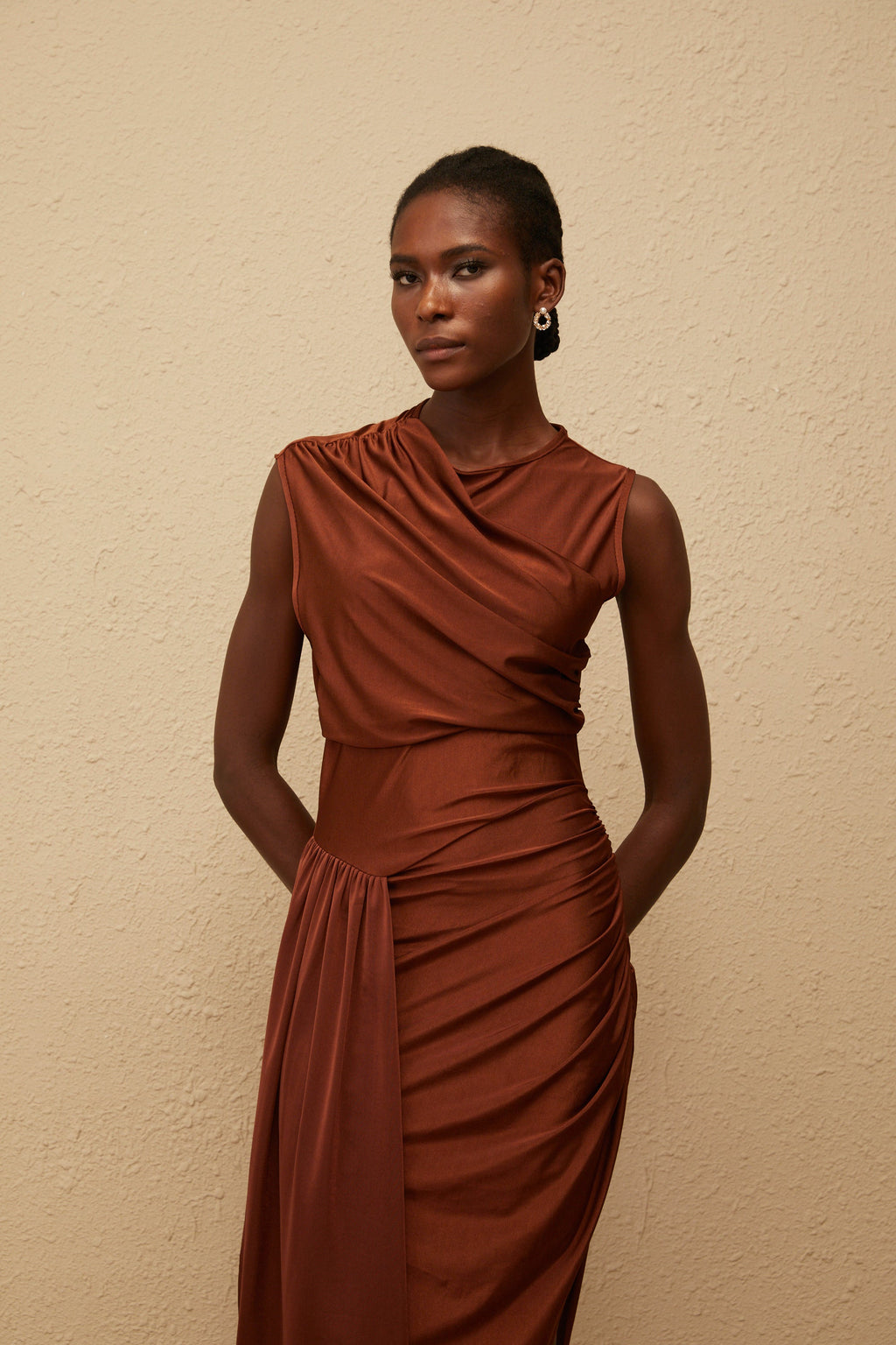 Vestido maxi asimétrico Reine Brown con fruncido y diseño elegante, ideal para ocasiones especiales.