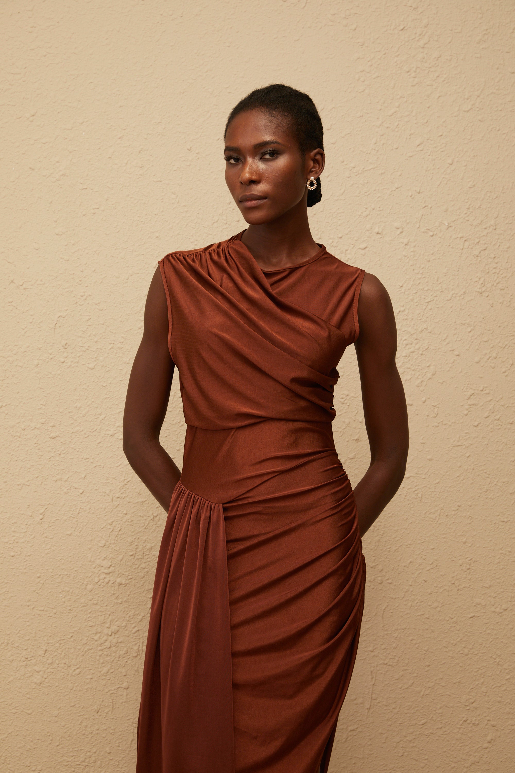 Vestido maxi asimétrico Reine Brown con fruncido y diseño elegante, ideal para ocasiones especiales.