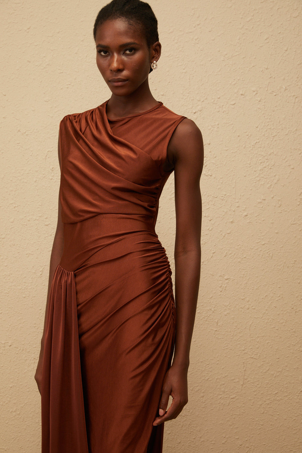 Vestido maxi asimétrico y ruched Reine Brown de Final Sale, con diseño elegante y estilo moderno.