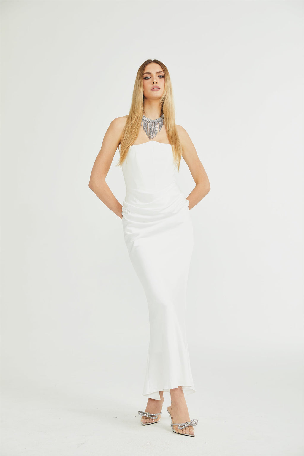Vestido largo de verano Aurore con hombros descubiertos de la marca Final Sale, en color y diseño elegantes.