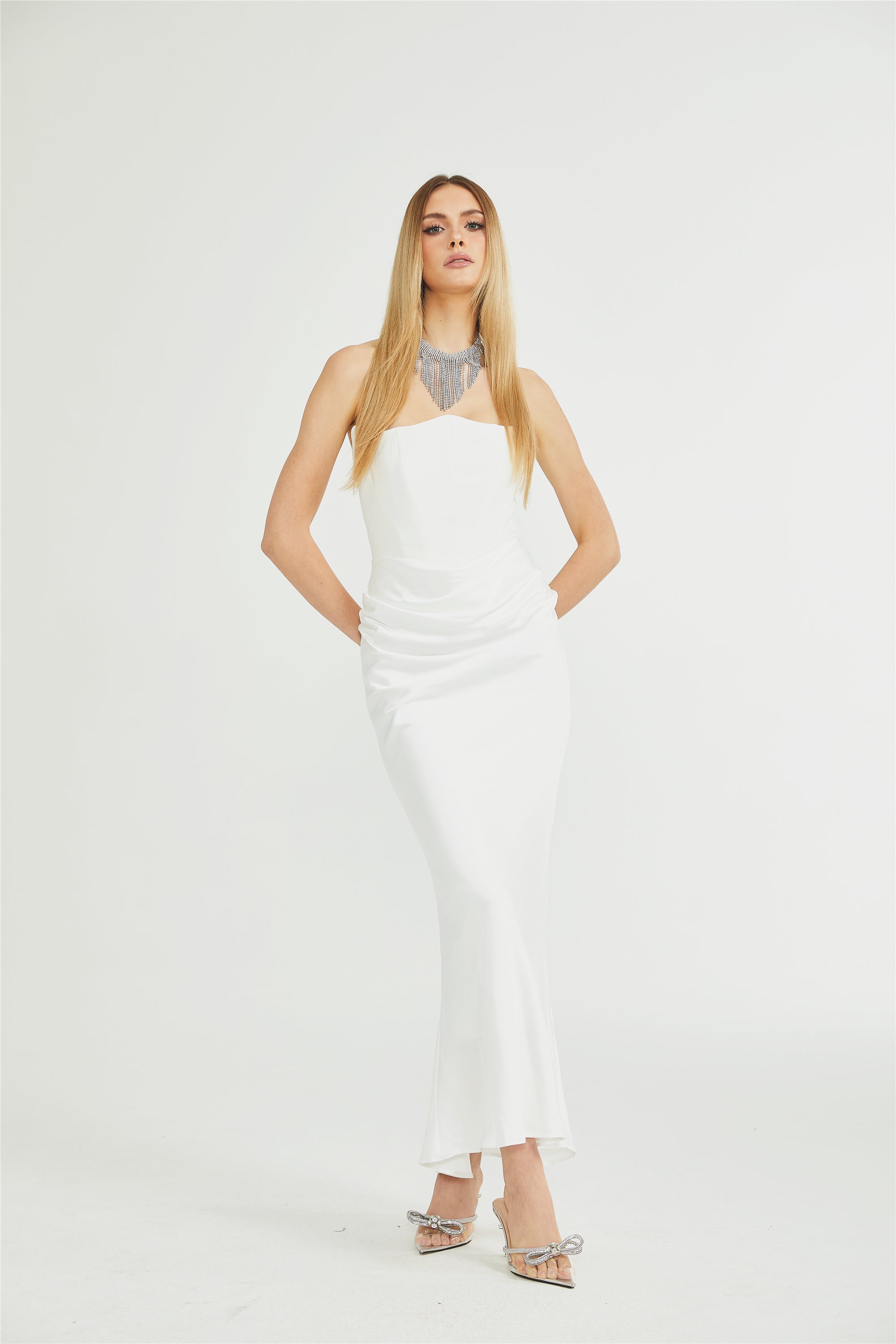Vestido largo de verano Aurore con hombros descubiertos de la marca Final Sale, en color y diseño elegantes.
