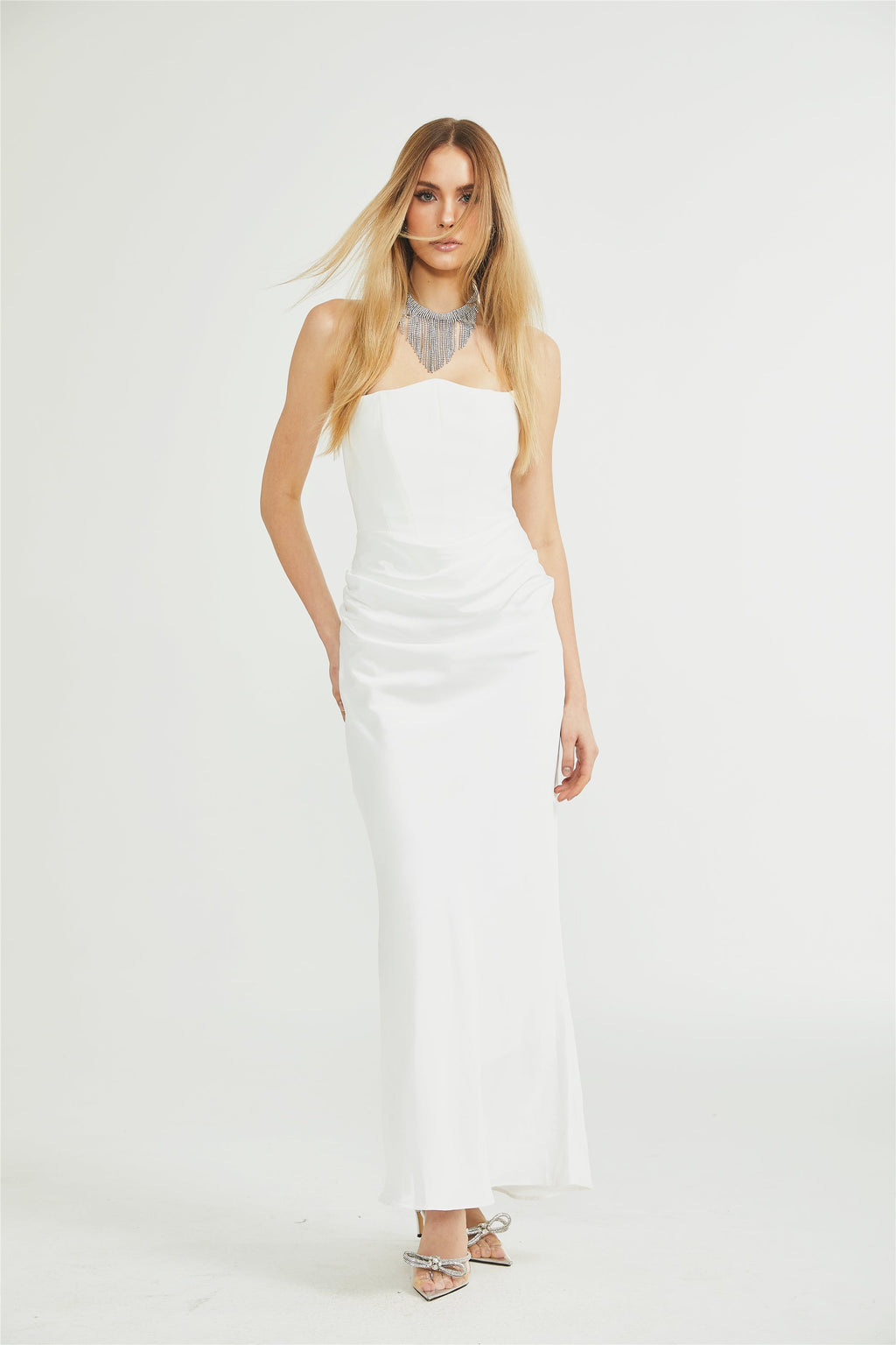Vestido maxi con hombros descubiertos de la marca Final Sale, en color y estilo elegantes para ocasiones especiales.
