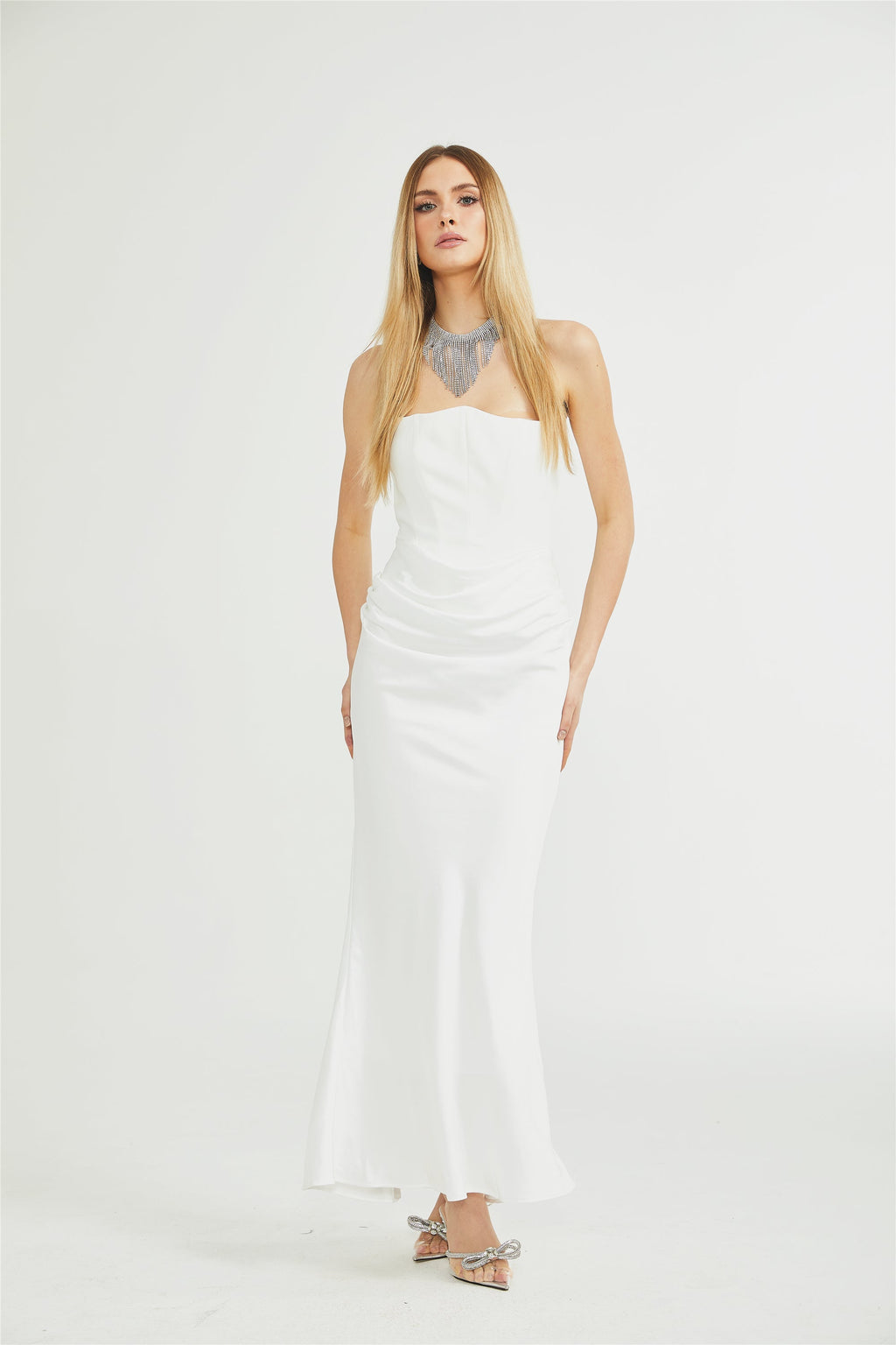 Vestido largo de hombro descubierto Aurore de Final Sale, con tela ligera y diseño elegante para ocasiones especiales.
