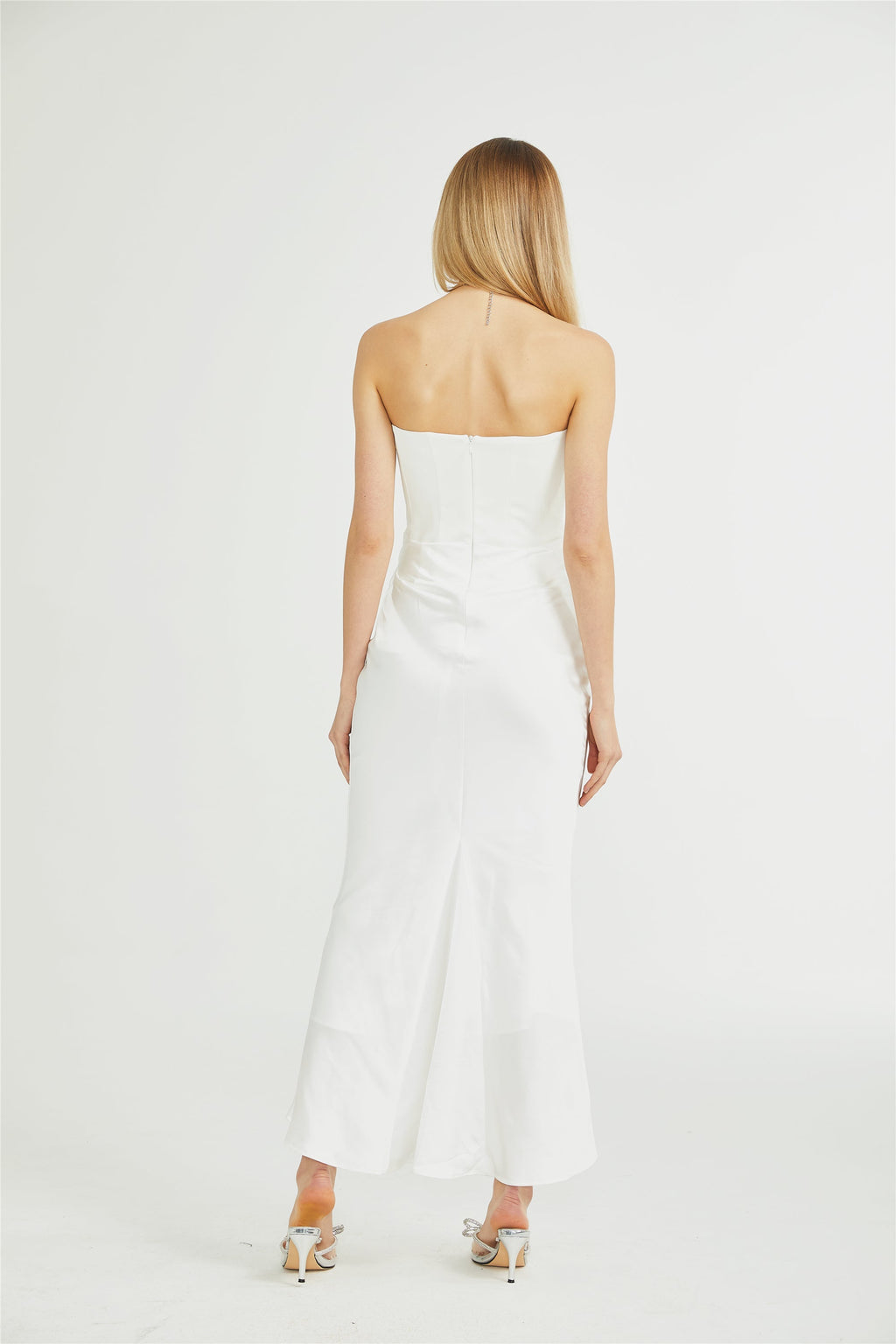 Vestido largo de fiesta Aurore con hombros descubiertos de la marca Final Sale, en color y diseño elegantes para ocasiones especiales