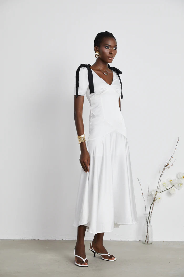 Vestido largo IVORY Cyrielle con mangas abullonadas y detalle de lazo en el frente, estilo elegante y femenino.