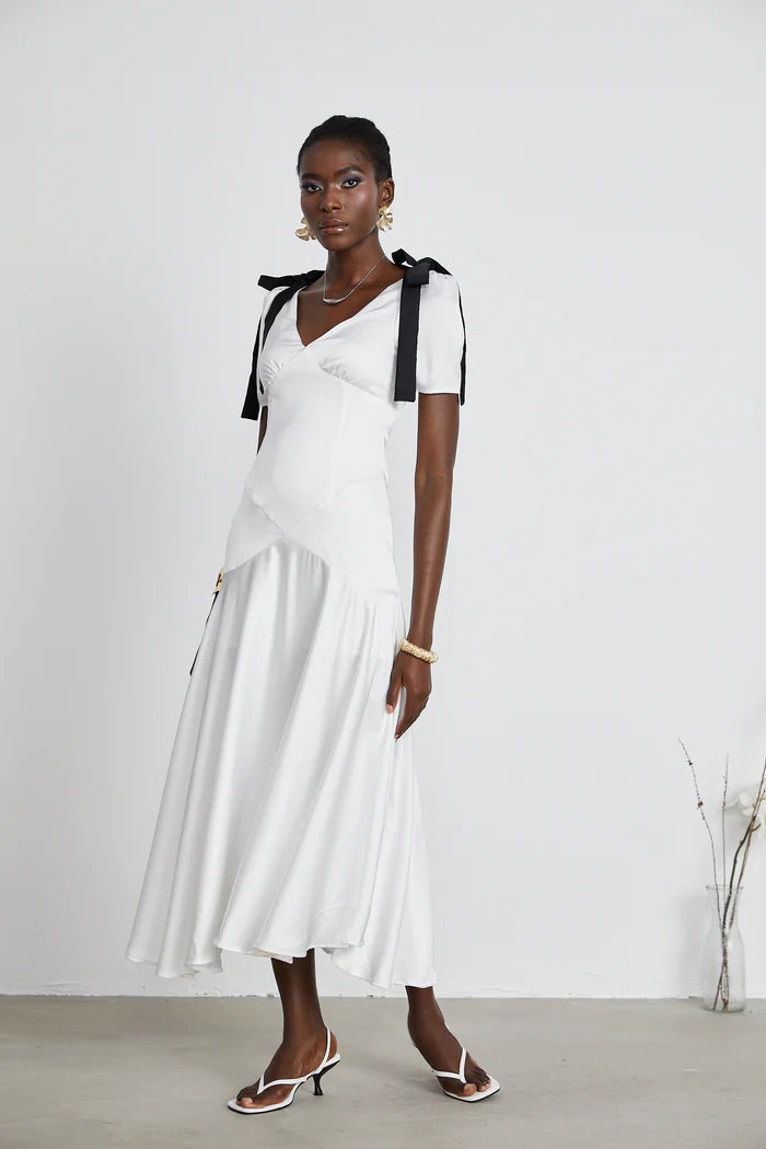 Vestido largo IVORY Cyrielle con mangas abullonadas y lazo en la cintura, diseño elegante y moderno.