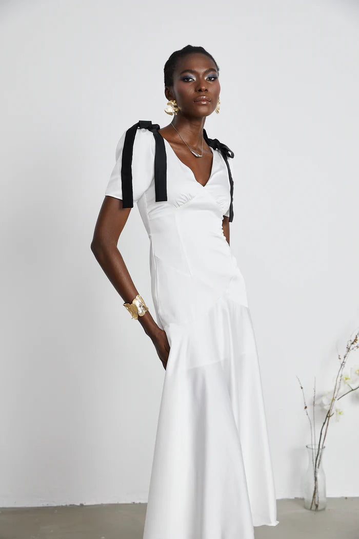 Vestido largo IVORY Cyrielle con mangas abullonadas y lazo, diseño elegante y femenino en color neutro.