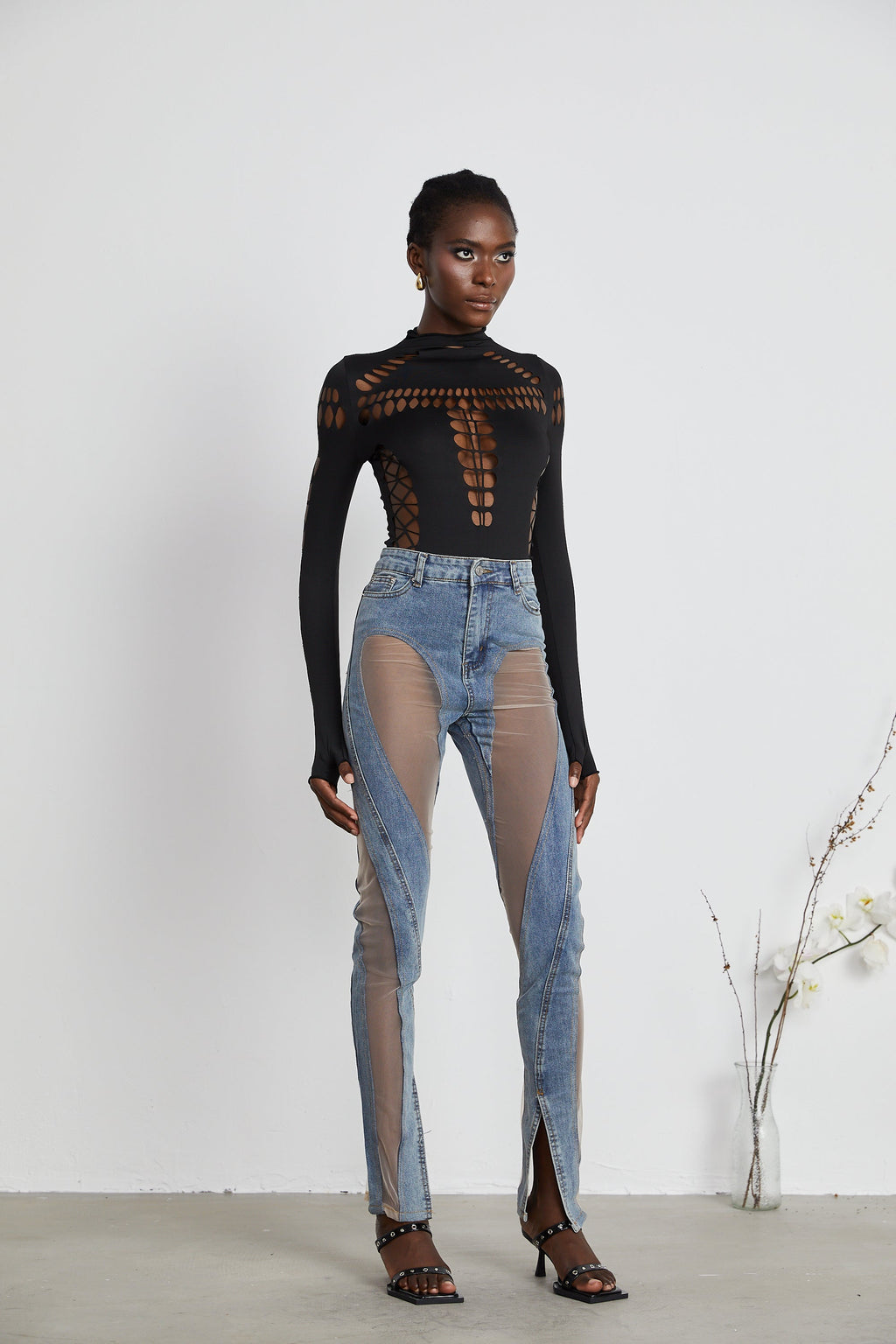 Jeans de paneles transparentes Aélis de la marca Final Sale, estilo ajustado y detalles de tela ligera en los paneles.