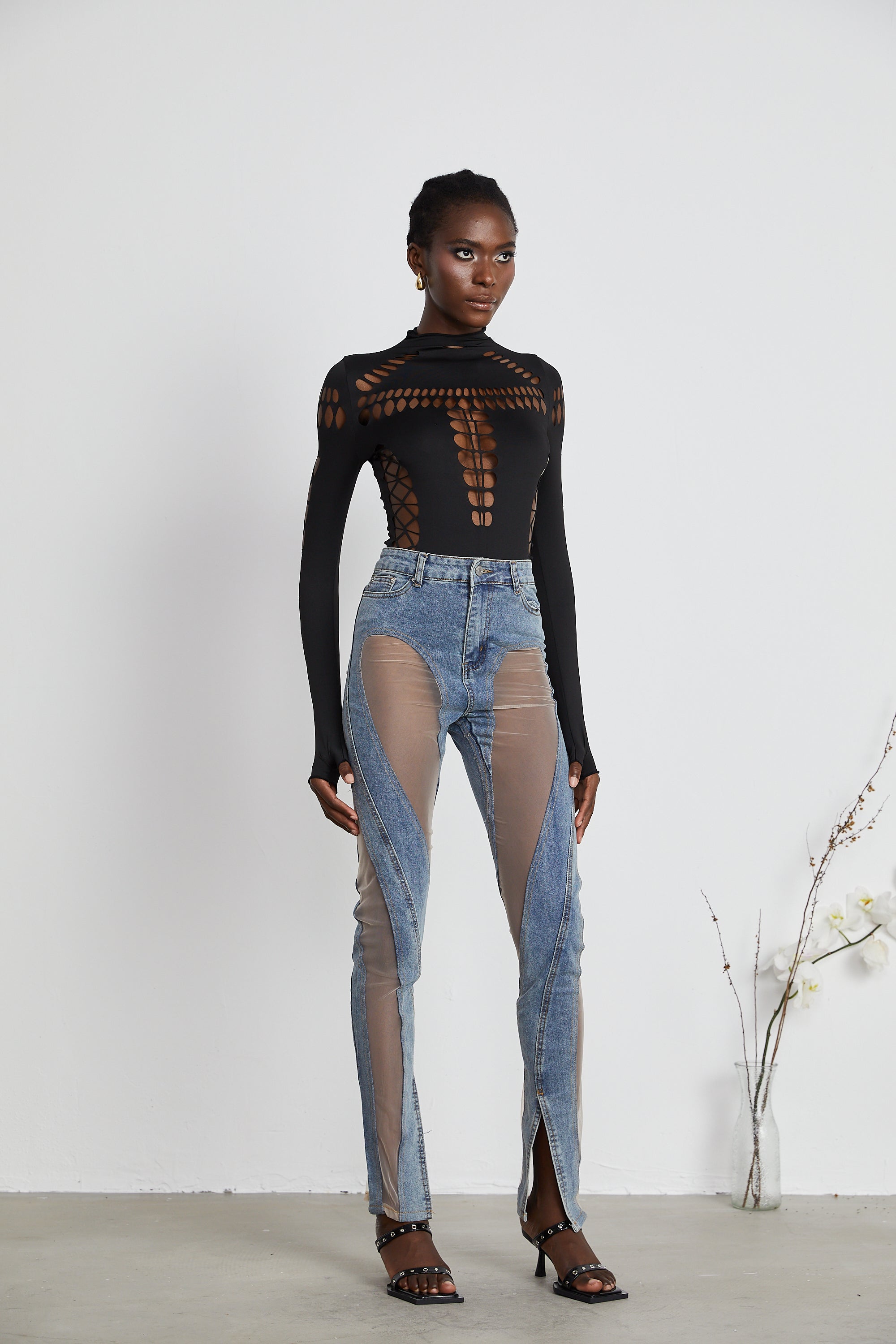 Jeans de paneles transparentes Aélis de la marca Final Sale, estilo ajustado y detalles de tela ligera en los paneles.