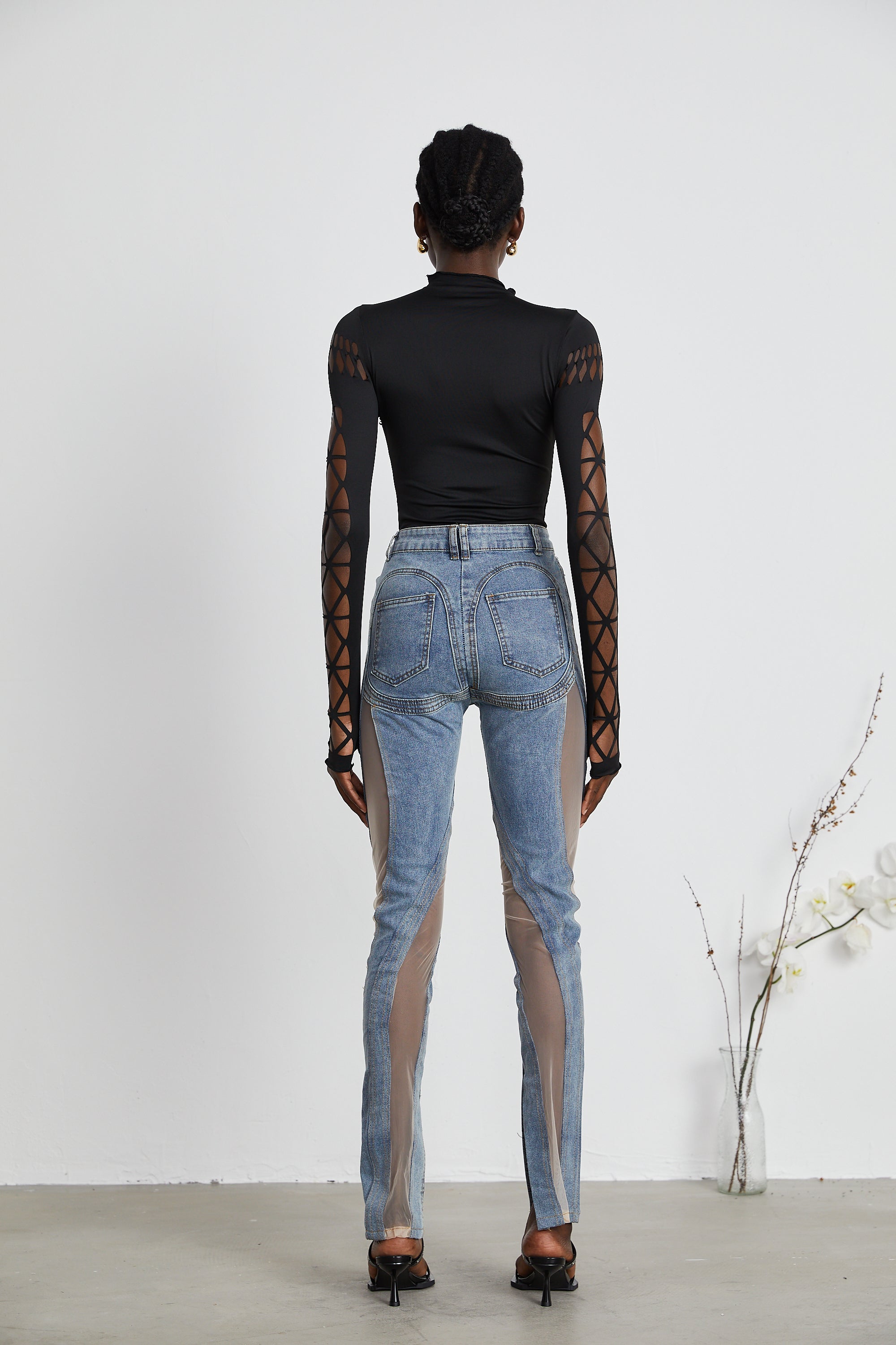 Jeans de paneles transparentes Aélis de marca Final Sale, ajustados y de mezclilla en color azul claro.