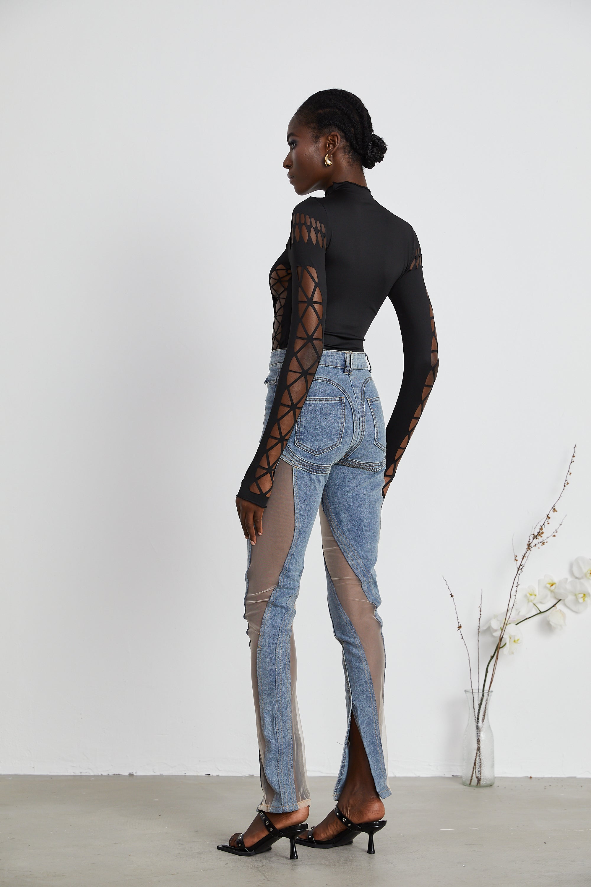 Jeans transparentes Aélis con paneles de tul, corte ajustado, en color azul, con detalles de costura visibles.
