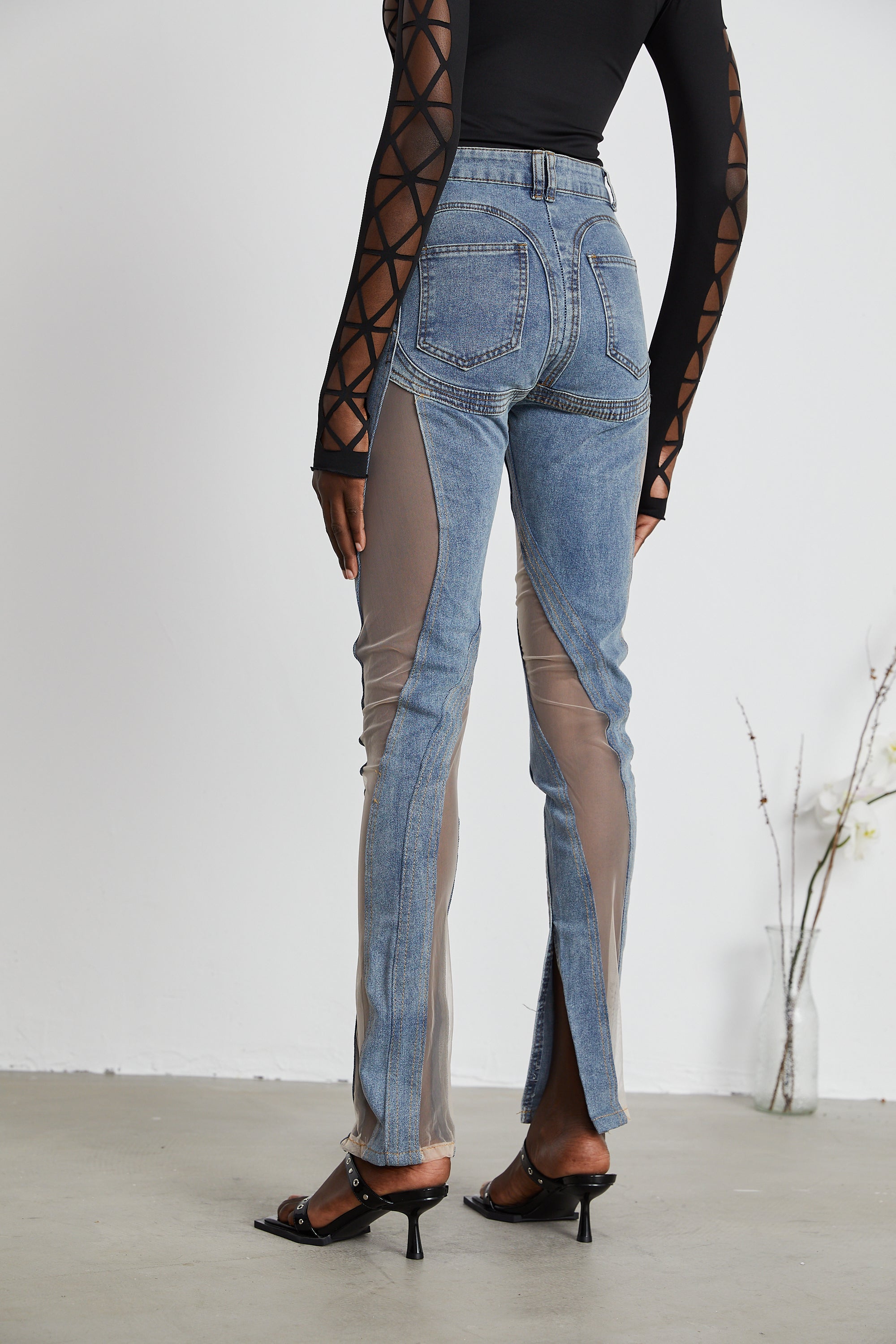 Jeans transparentes Aélis con paneles de malla en diseño moderno, en color azul, para un estilo atrevido y elegante.