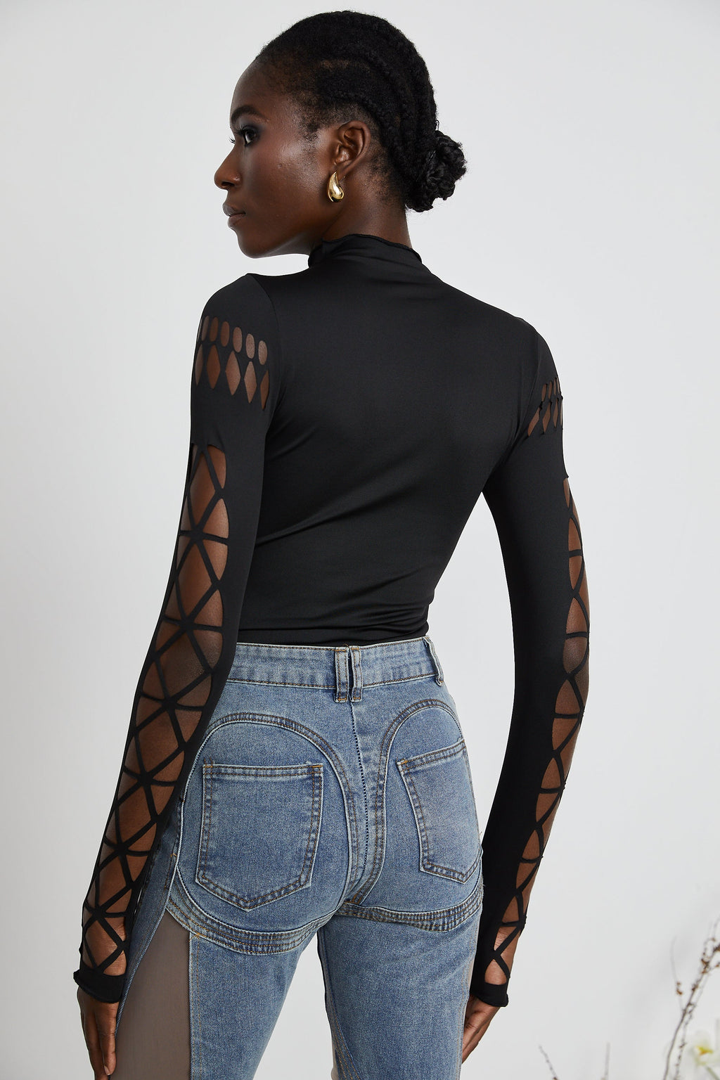 Jeans de panel transparente Aélis, de mezclilla ligera y ajustada, con detalles de costuras visibles y estilo moderno.