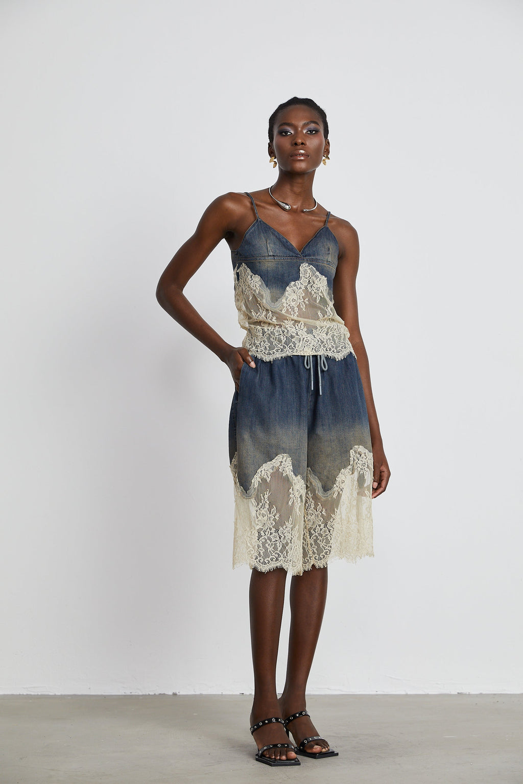 Conjunto de mezclilla Sylvie con detalles de encaje, incluye top y shorts a juego, estilo casual y femenino en tonos azules.