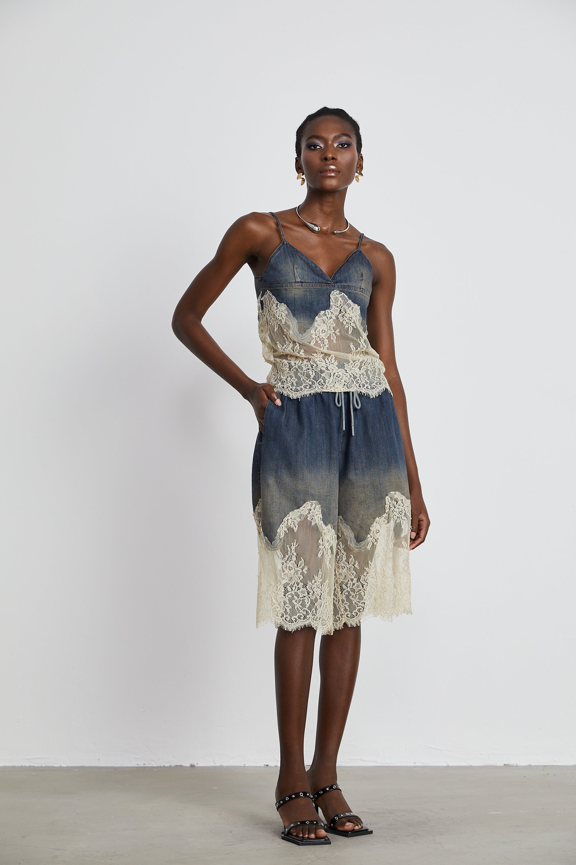 Conjunto de mezclilla Sylvie con detalles de encaje, incluye top y shorts a juego, estilo casual y femenino en tonos azules.