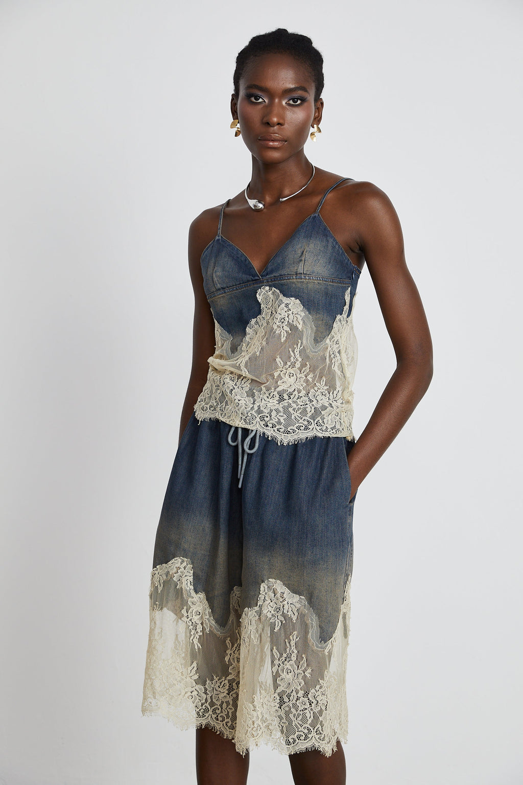 Conjunto de verano de mezclilla con detalles de encaje de la marca Final Sale, incluye blusa y pantalones cortos a juego en estilo casual.