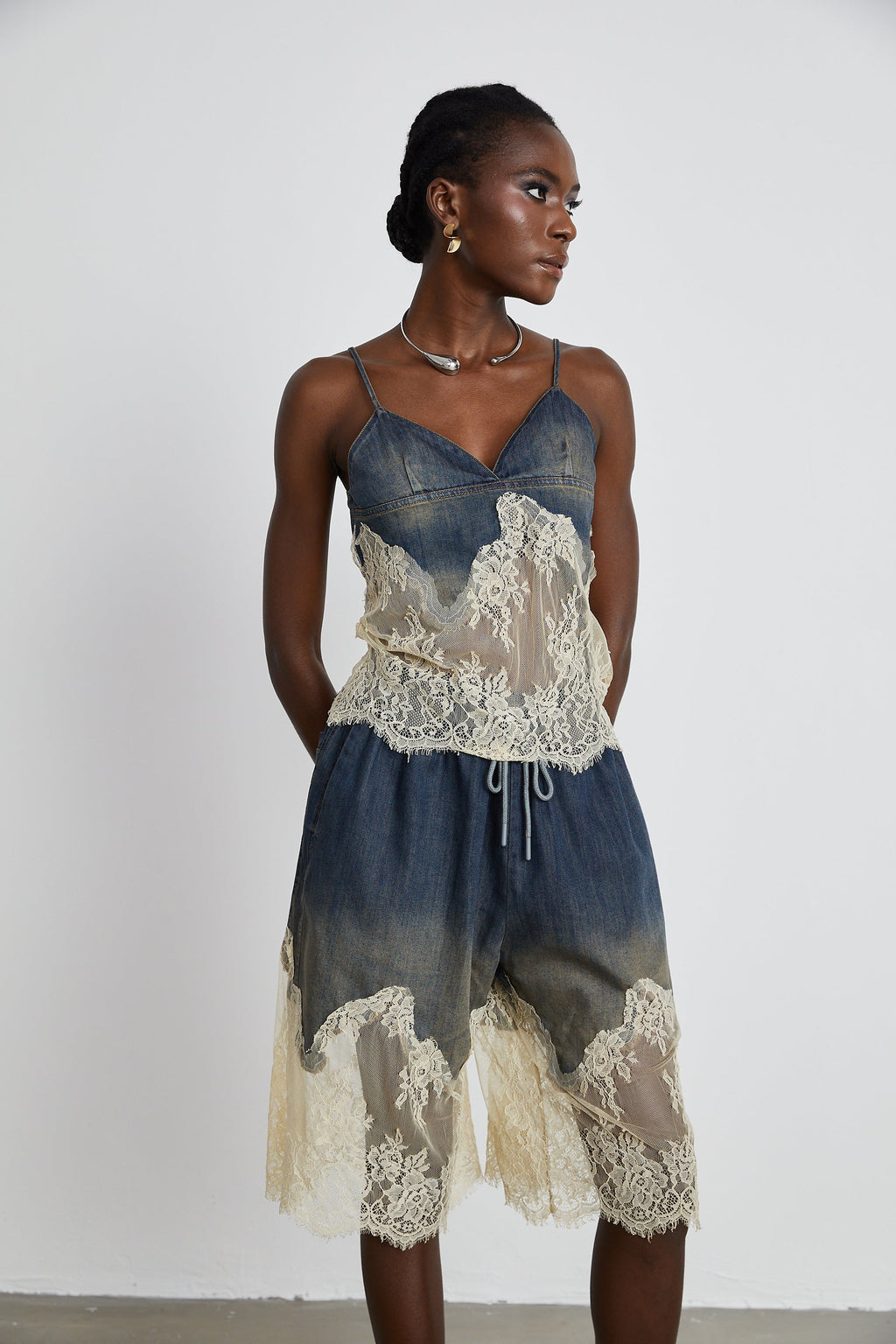 Conjunto de pantalón corto y top de mezclilla con detalles de encaje de la marca Final Sale, vista de frente en color azul.