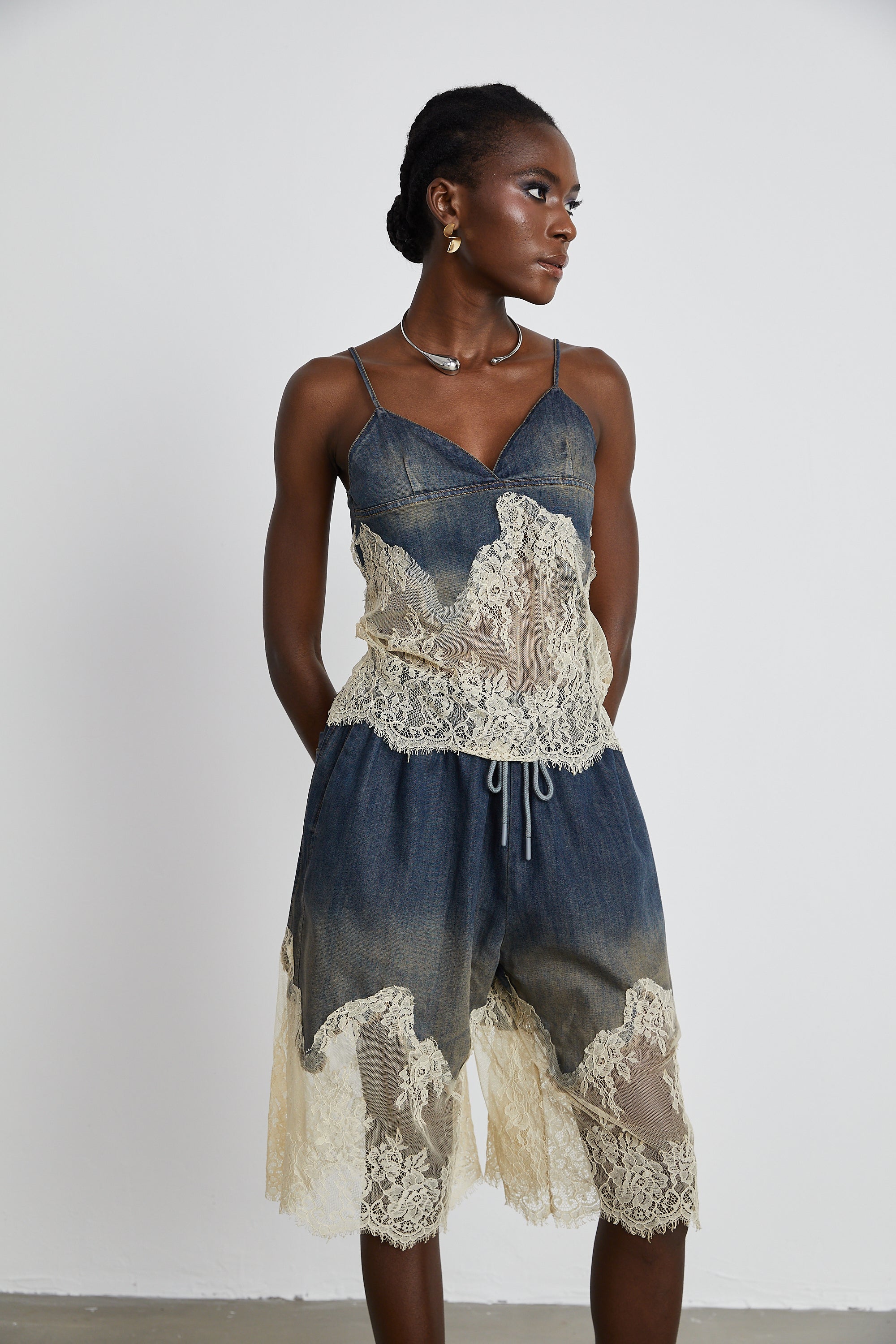 Conjunto de pantalón corto y top de mezclilla con detalles de encaje de la marca Final Sale, vista de frente en color azul.