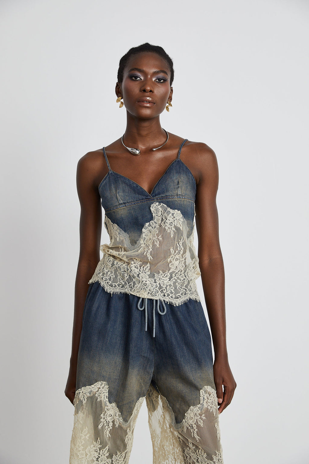 Conjunto de pantalón corto y top de mezclilla con detalles de encaje de la marca Final Sale, estilo casual y moderno.