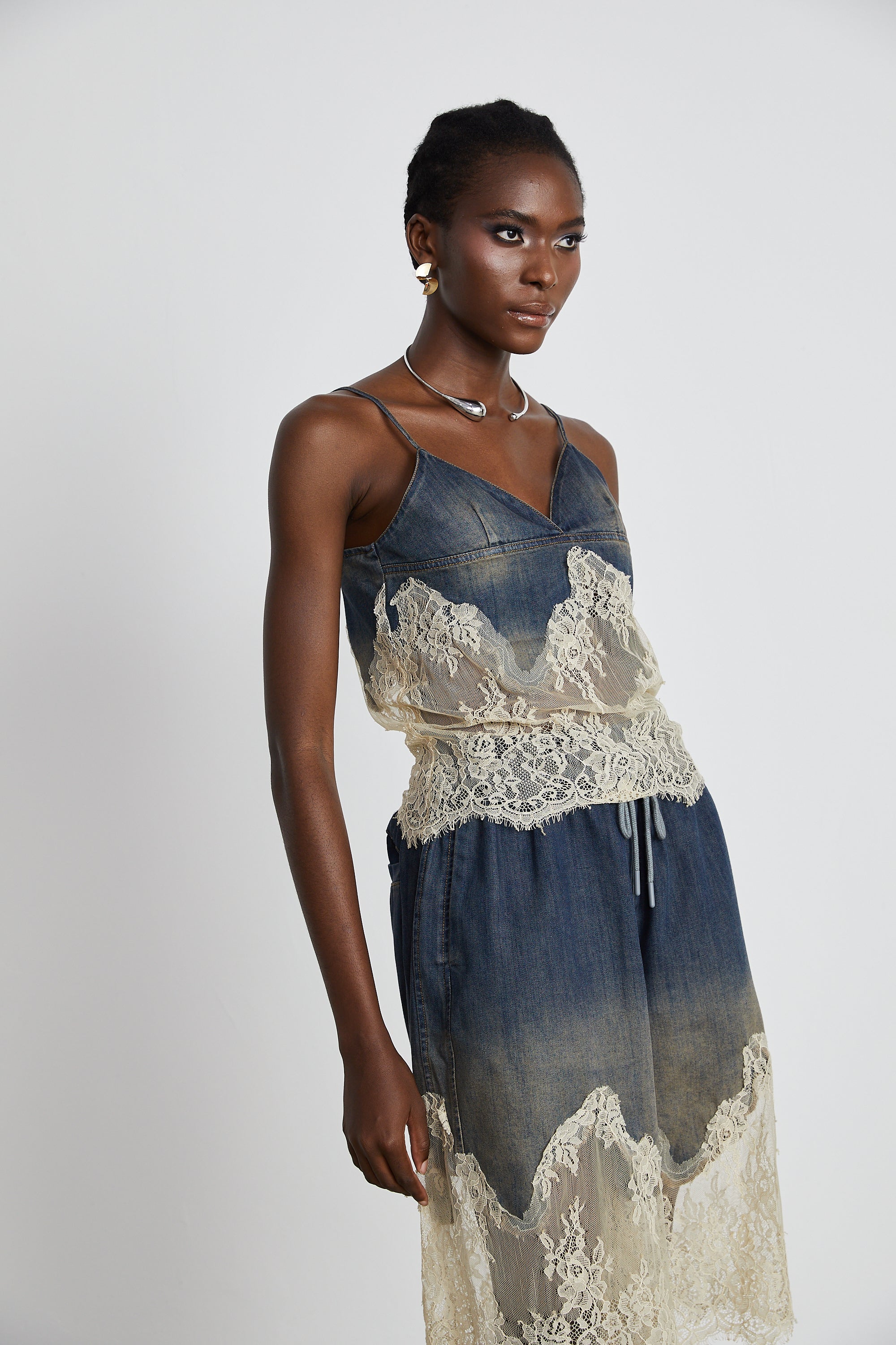 Conjunto de Blusa y Shorts de mezclilla con detalles de encaje de la marca Final Sale, estilo casual y moderno.