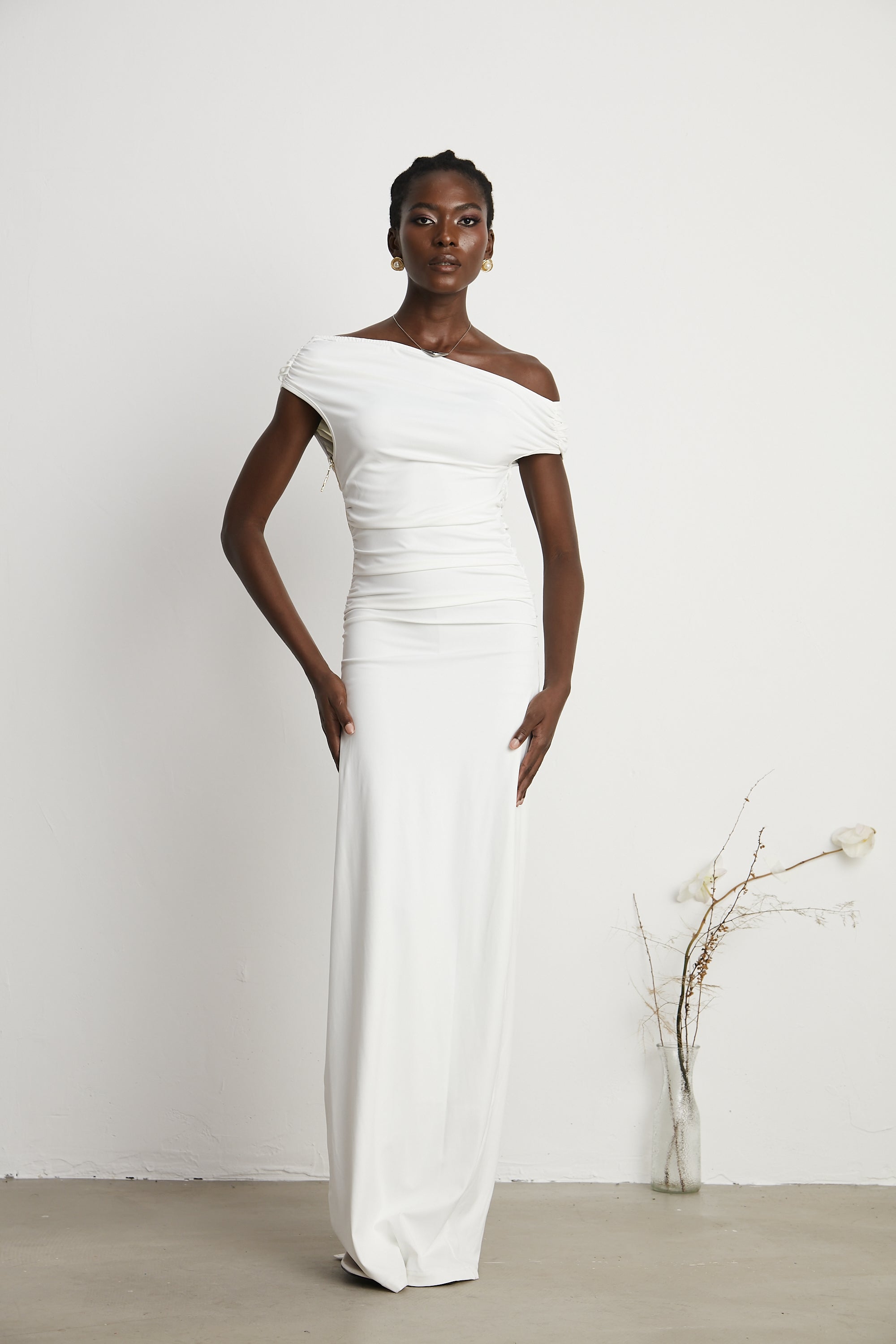 Vestido maxi azul zafiro de hombro descubierto de la marca Final Sale, con diseño elegante y largo hasta los pies.