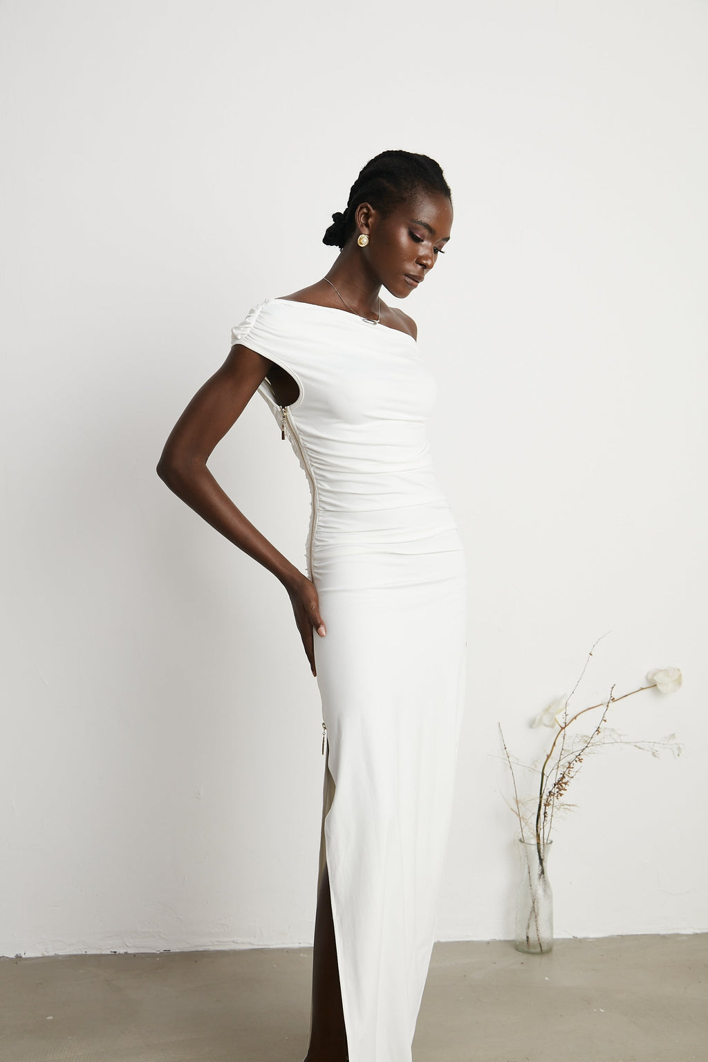 Vestido maxi azul zafiro con escote en los hombros, de la marca Final Sale, mostrado en una imagen elegante y moderna.