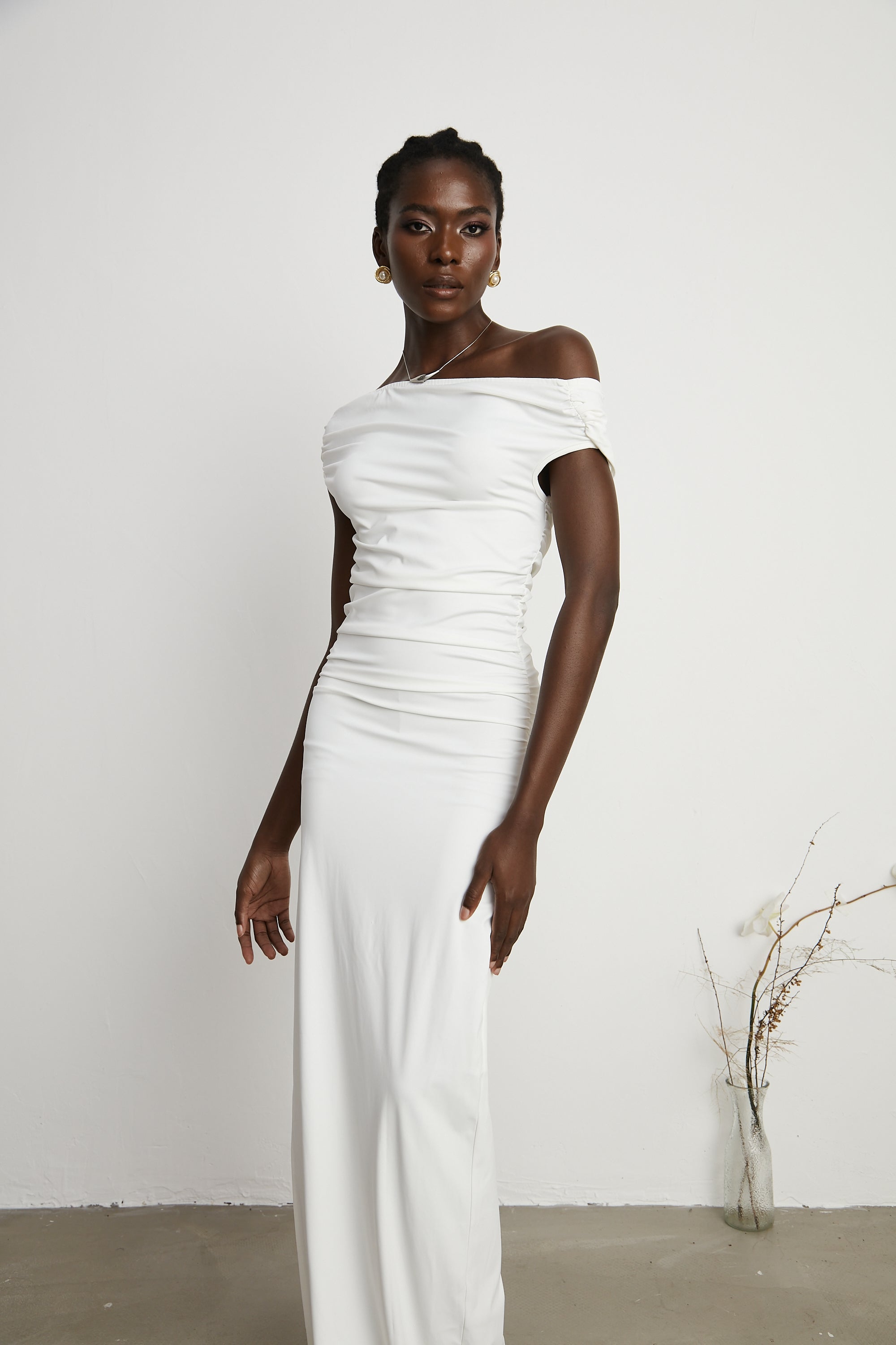Vestido maxi de noche azul zafiro con hombros descubiertos, de la marca Final Sale, para ocasiones elegantes.