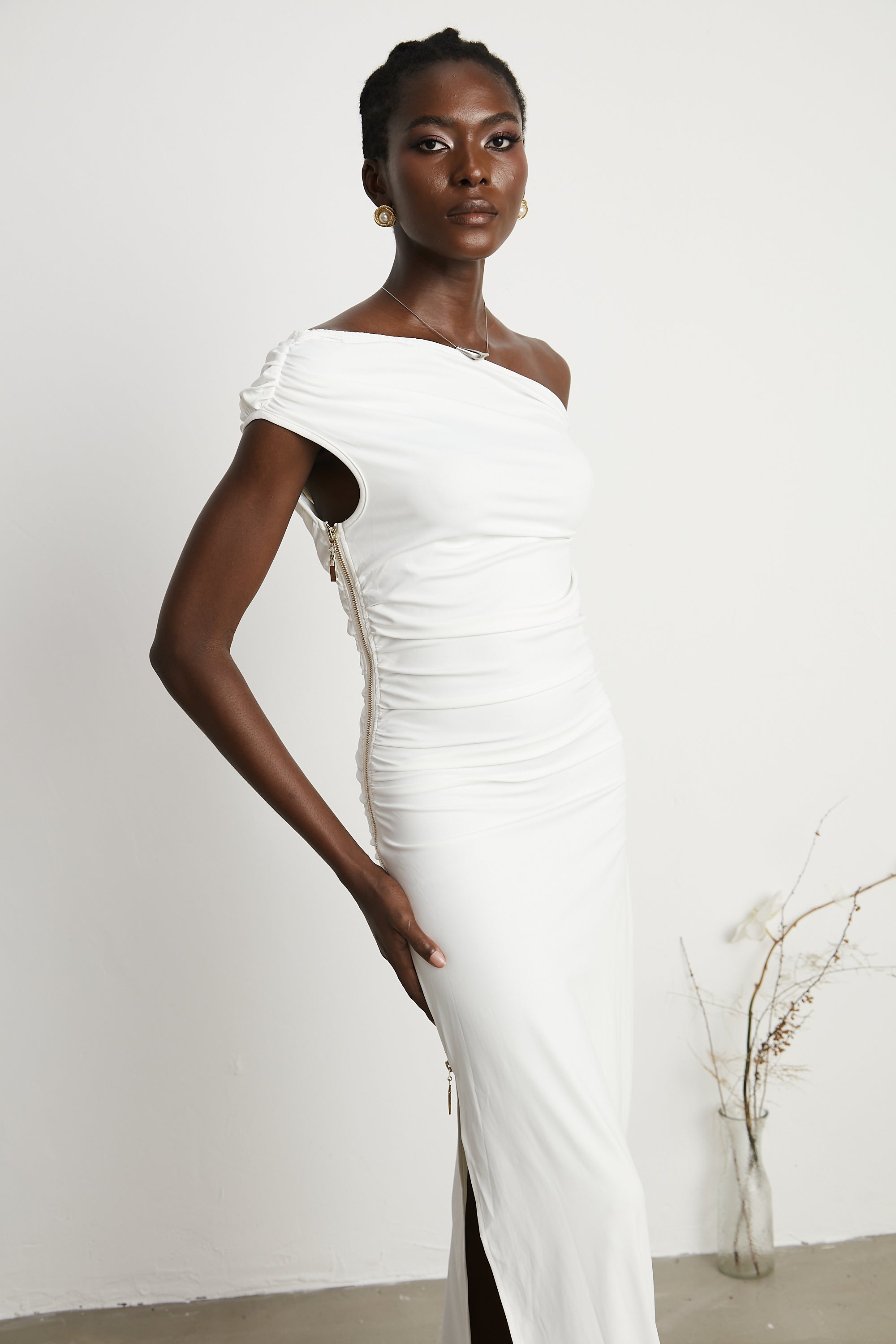 Vestido maxi azul zafiro con escote en los hombros, material fluido y largo, ideal para ocasiones elegantes.