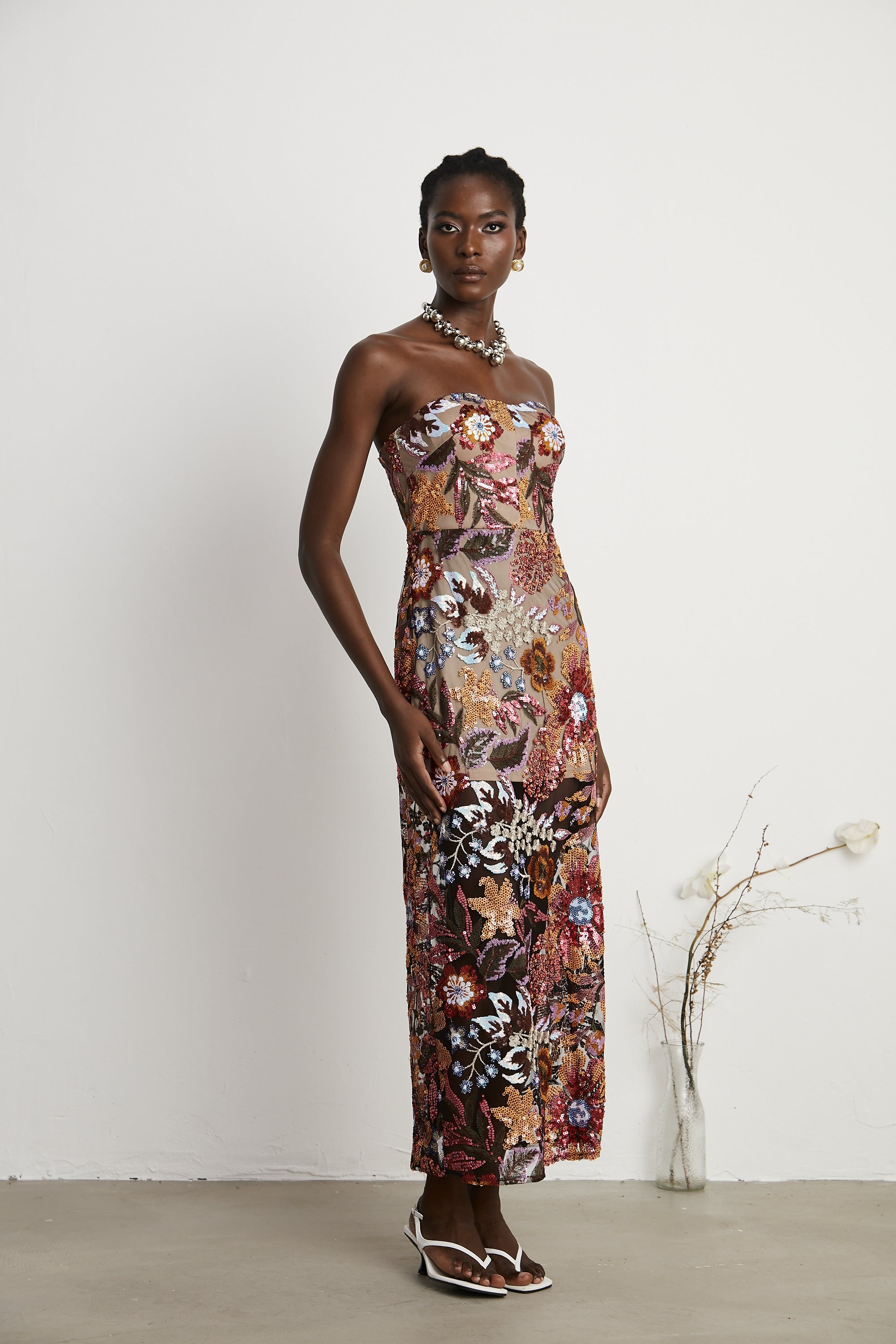 Vestido midi de flores bordadas y adornadas con lentejuelas en colores vibrantes, de la marca Final Sale, estilo elegante.