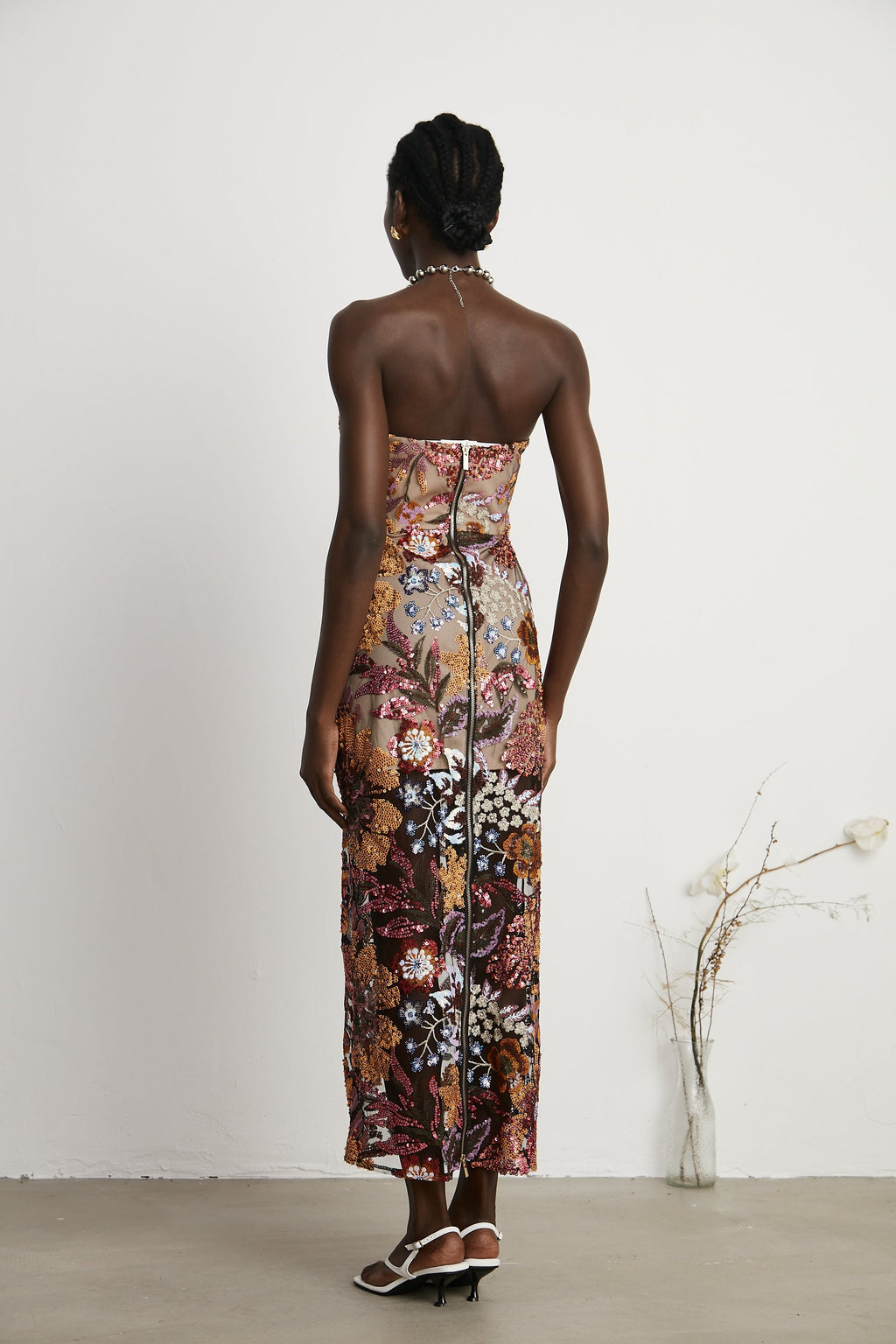 Vestido midi colorido de flores bordadas y pedrería Thérèse, estilo elegante y llamativo con detalles brillantes.