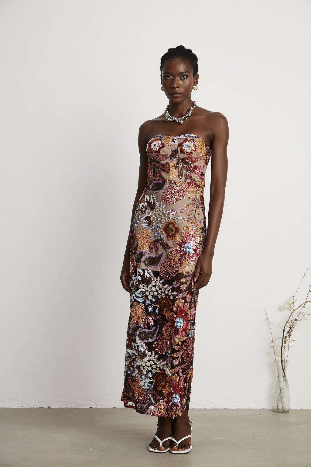 Vestido midi colorido de flores con bordado y pedrería Thérèse, estilo elegante y llamativo para ocasiones especiales.