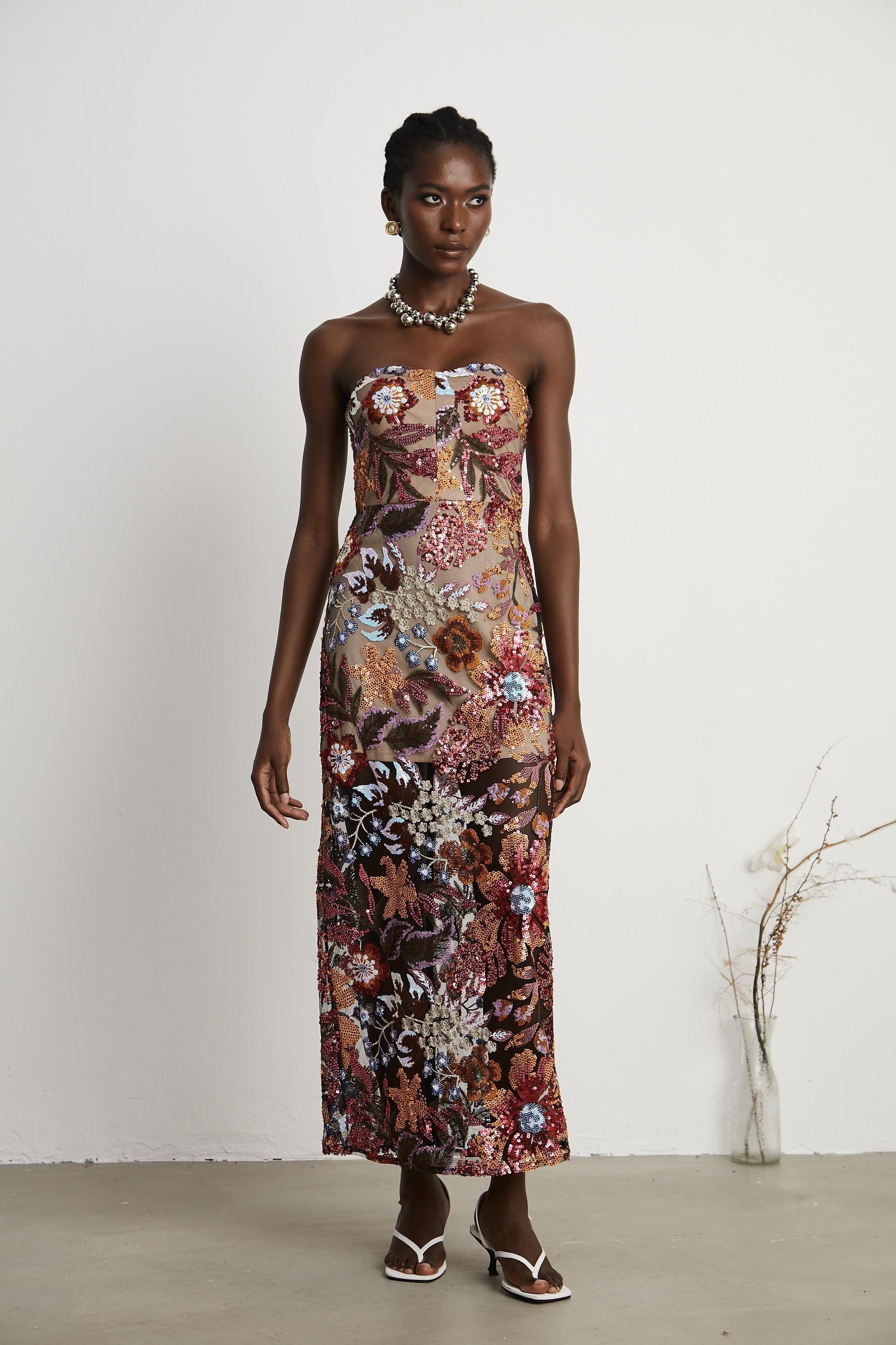 Vestido midi colorido de flores con bordado y detalles de lentejuelas de la marca Final Sale, visible con estilo elegante.