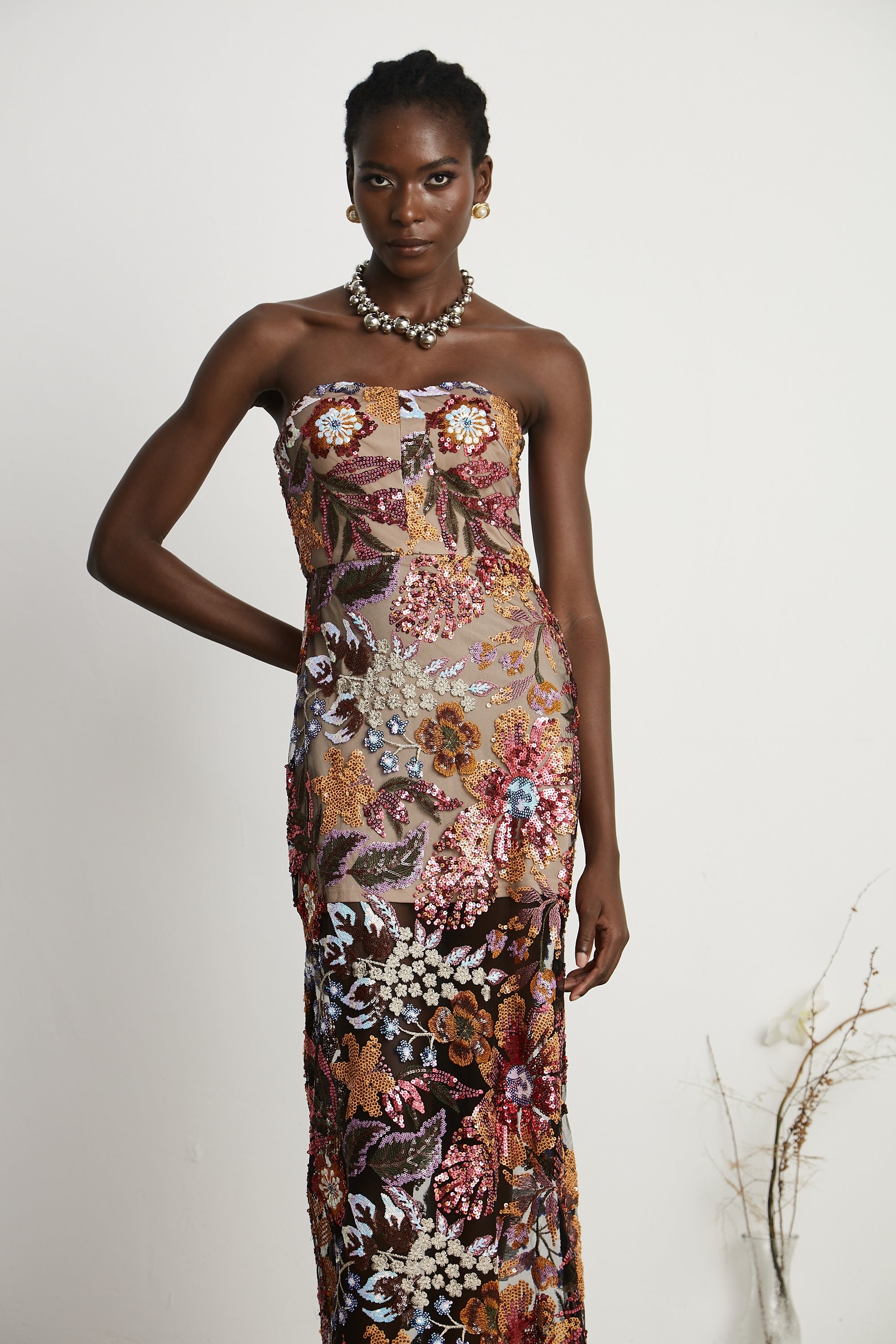 Vestido midi de fiesta de seda con bordado floral y lentejuelas, colorido y elegante, de la marca Final Sale.