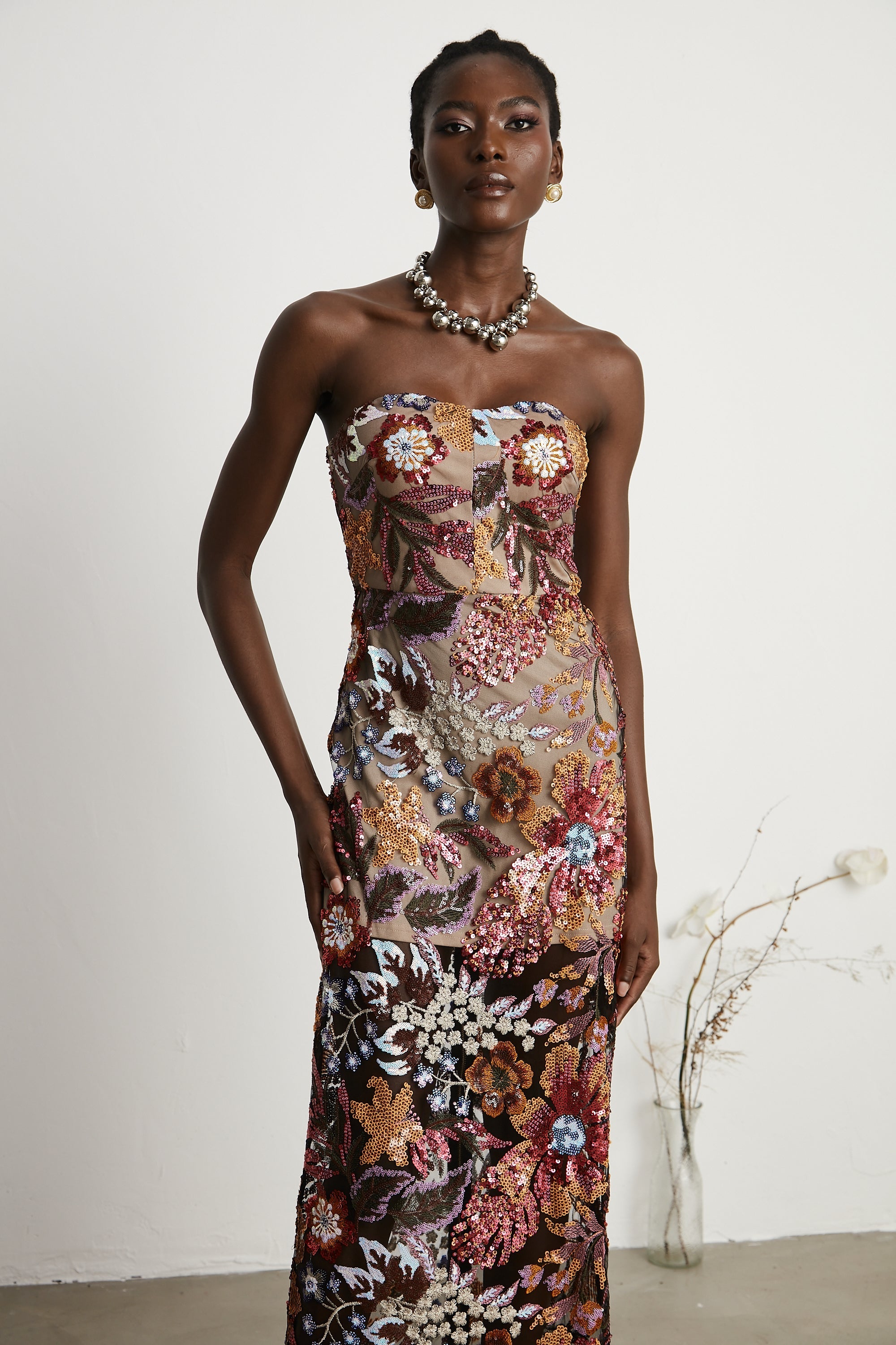 Vestido midi de flores coloridas con lentejuelas y bordados de la marca Final Sale, con diseño floral y detalles brillantes.