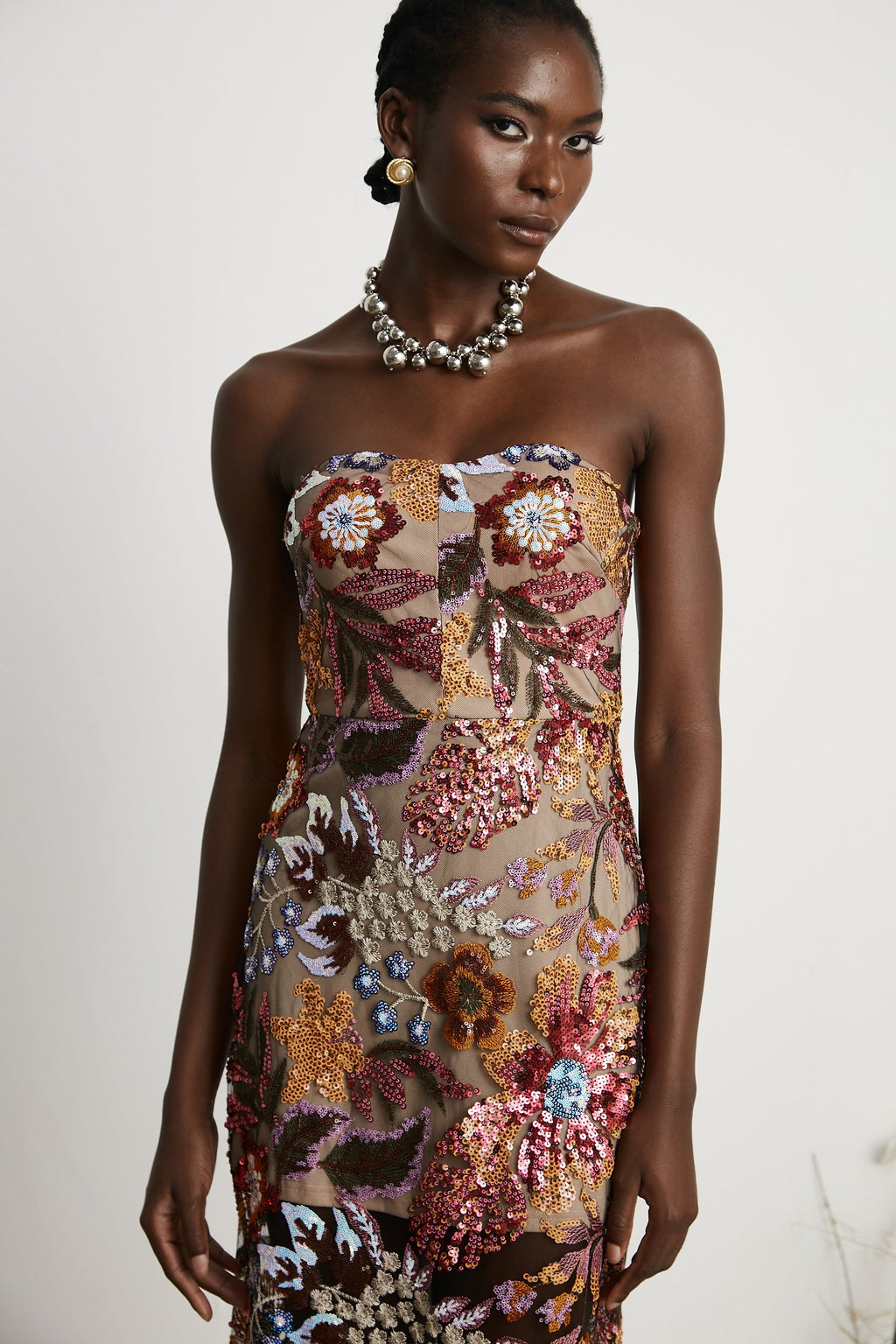 Vestido midi colorido de encaje con bordados florales y detalles de lentejuelas de la marca Final Sale.