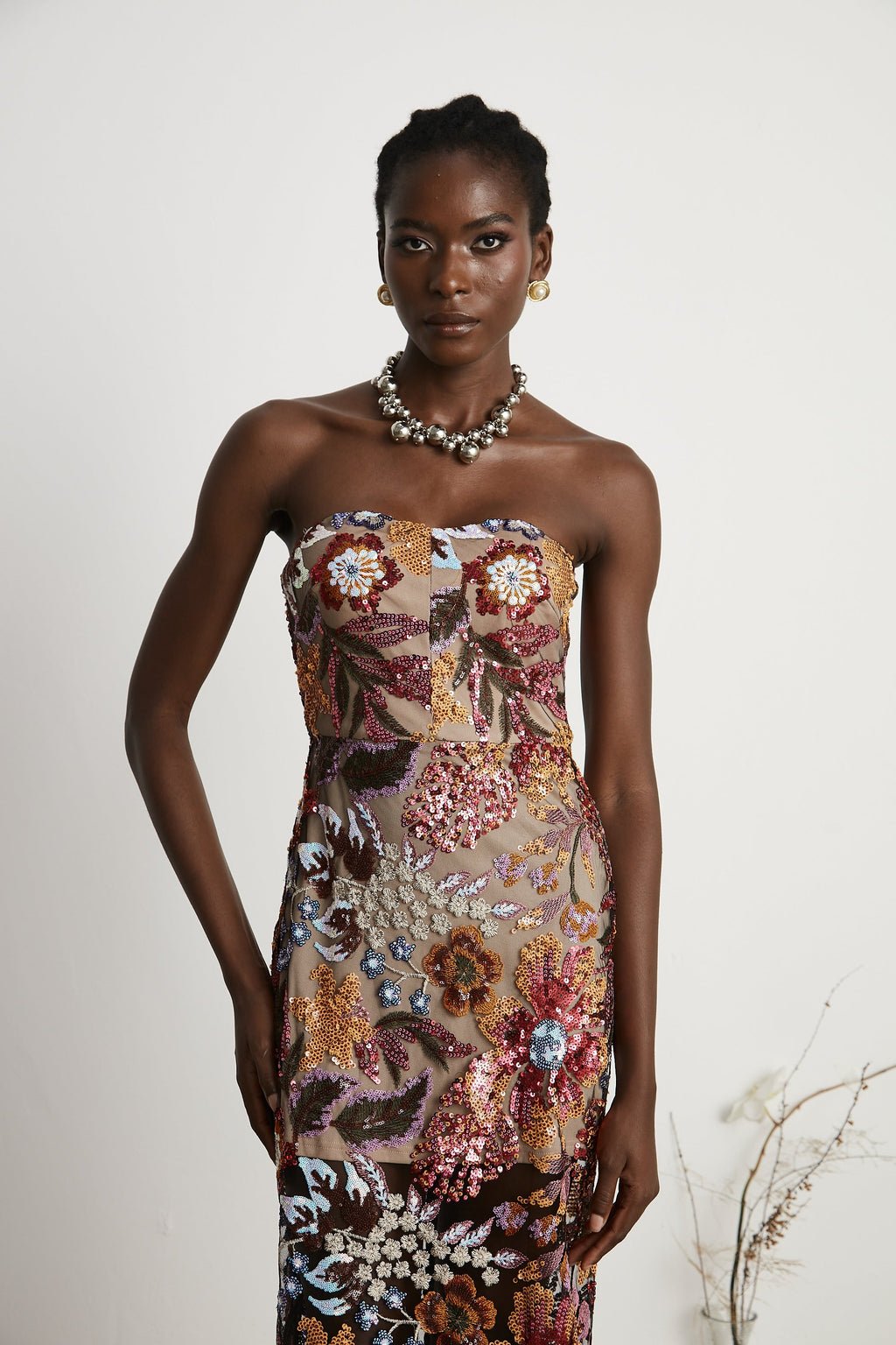 Vestido midi floral colorido de encaje y lentejuelas Thérèse, con bordados y diseño elegante para ocasiones especiales.