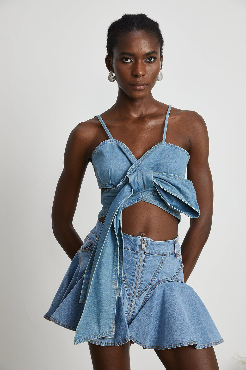 Falda de mezclilla Capucine con dobladillo acampanado, estilo femenino, de la marca Final Sale, en color azul claro.