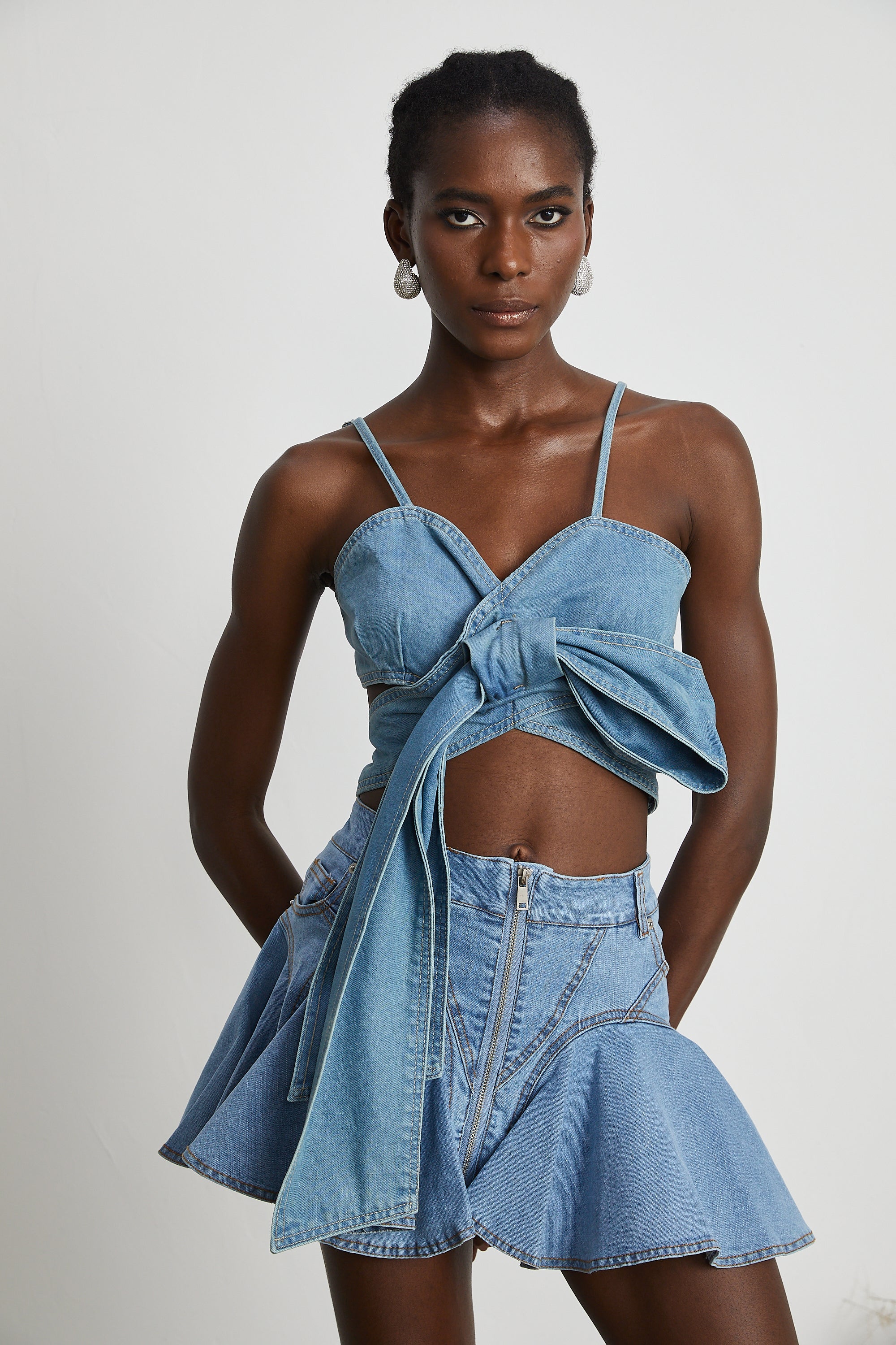 Falda de mezclilla Capucine con dobladillo acampanado, estilo femenino, de la marca Final Sale, en color azul claro.