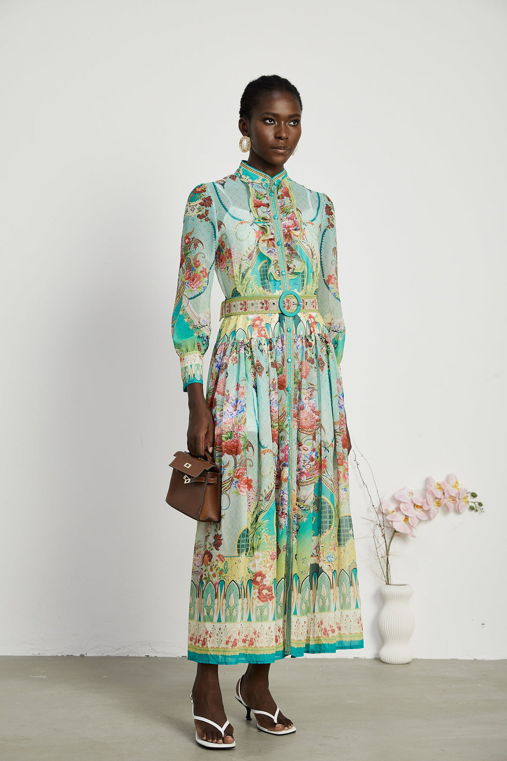 Vestido midi con estampado floral y dobladillo acampanado de la marca Final Sale, estilo elegante y femenino.