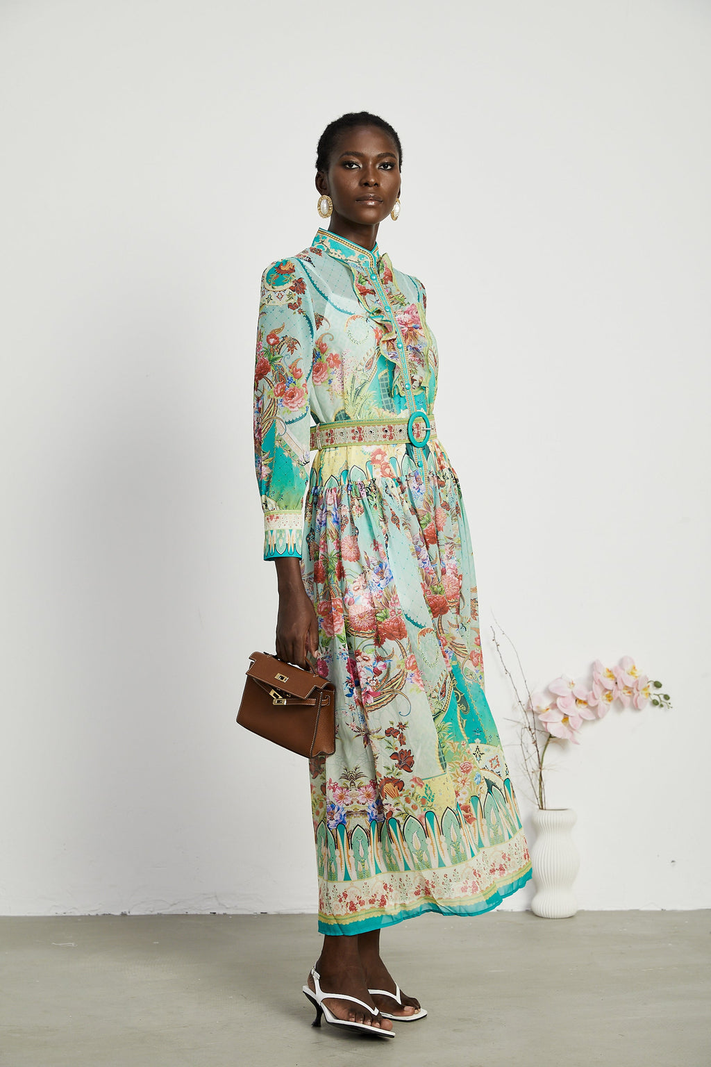 Vestido midi de vuelo con estampado floral y dobladillo acampanado de la marca Final Sale, en colores vibrantes.