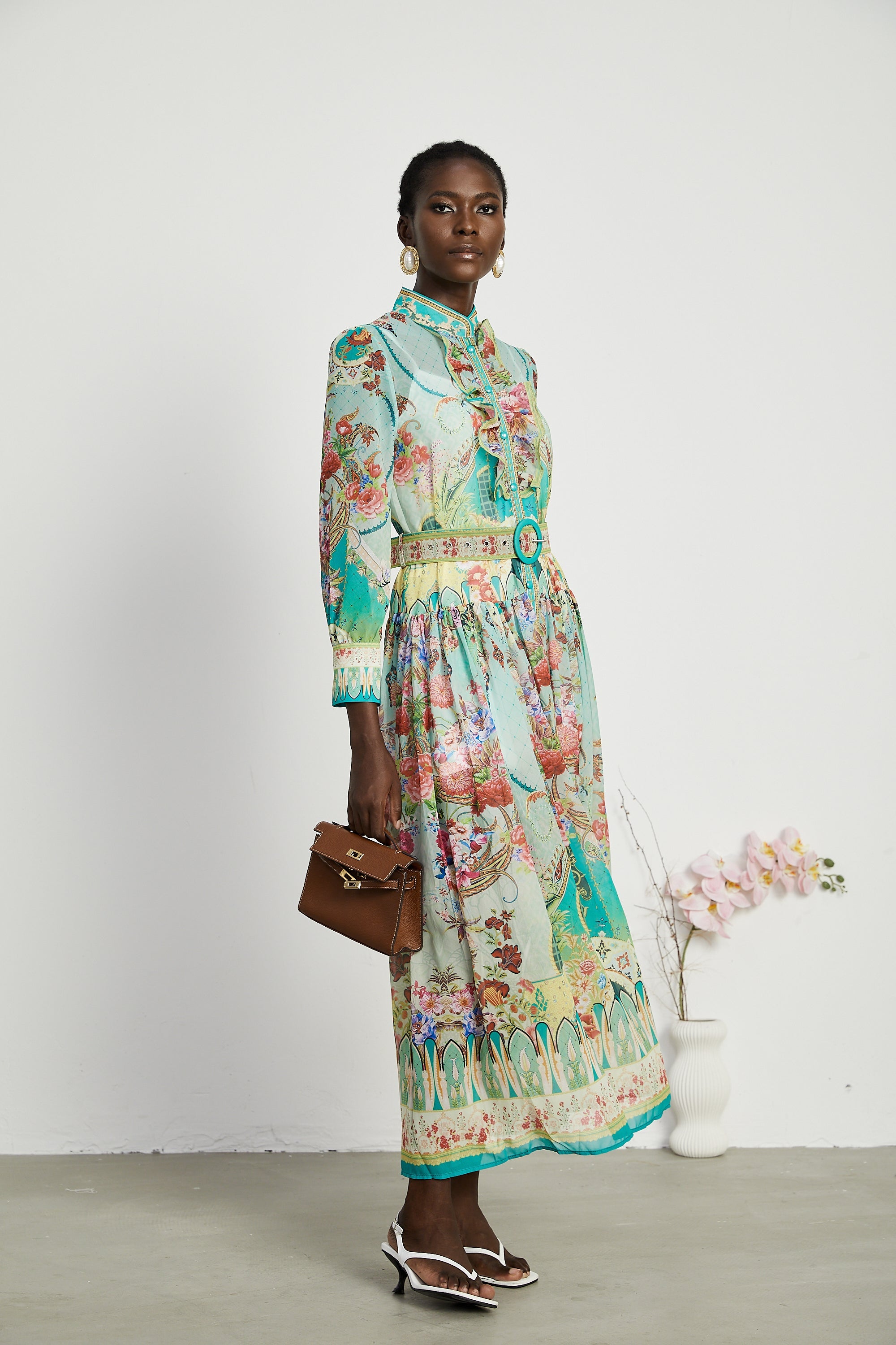 Vestido midi de vuelo con estampado floral y dobladillo acampanado de la marca Final Sale, en colores vibrantes.