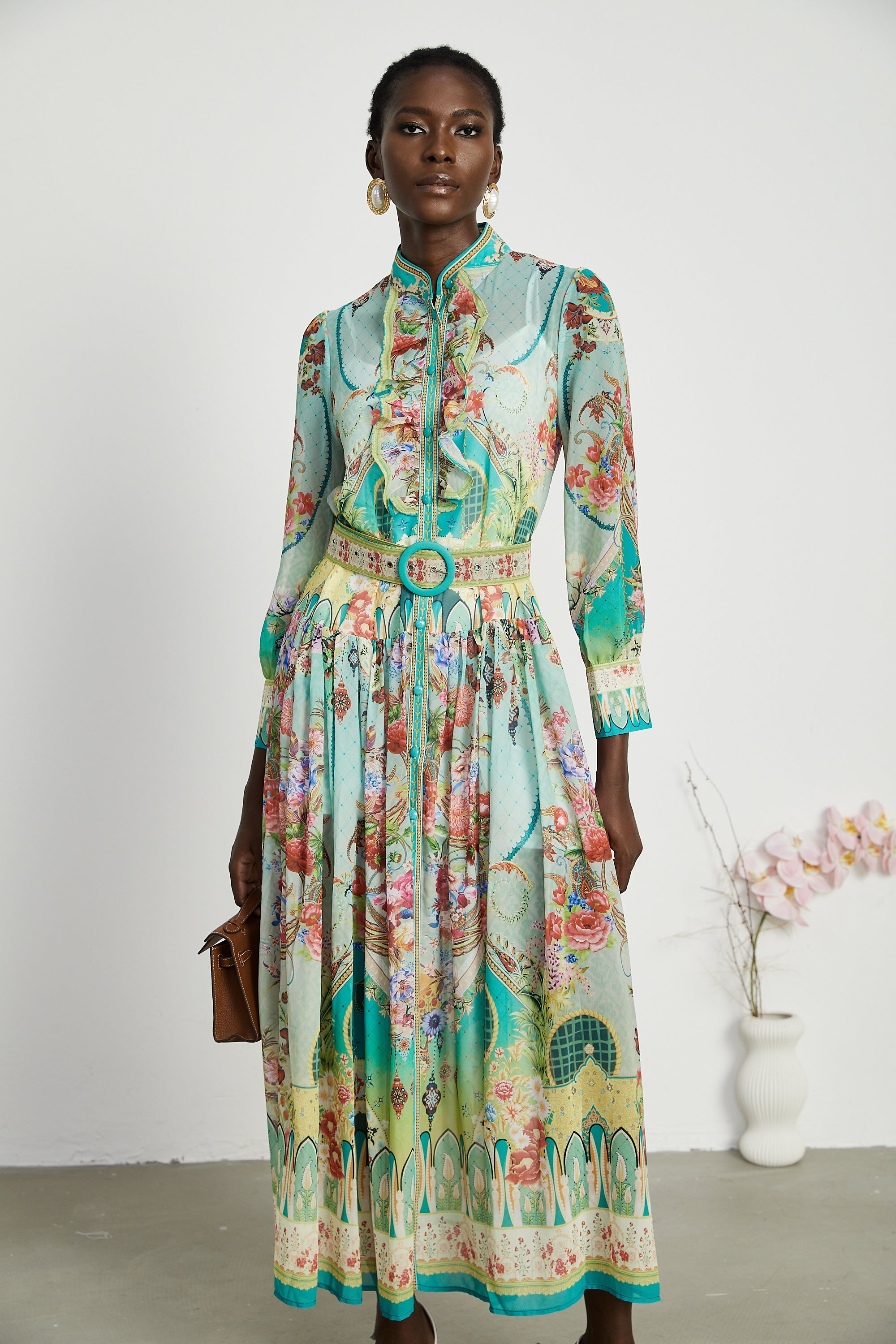 Vestido midi de flores con volante en el dobladillo de la marca Final Sale, estilo femenino y elegante.